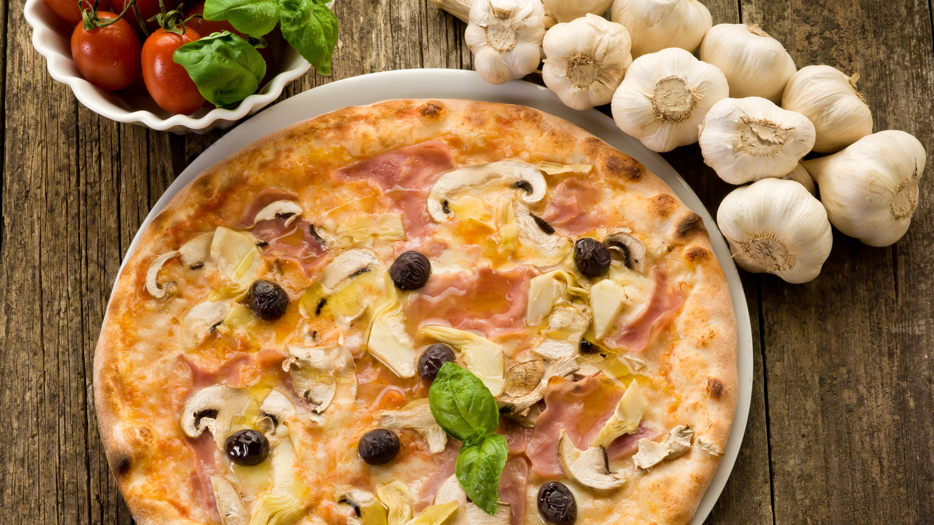 Свежая пицца с грибами на столе с чесноком и помидорами