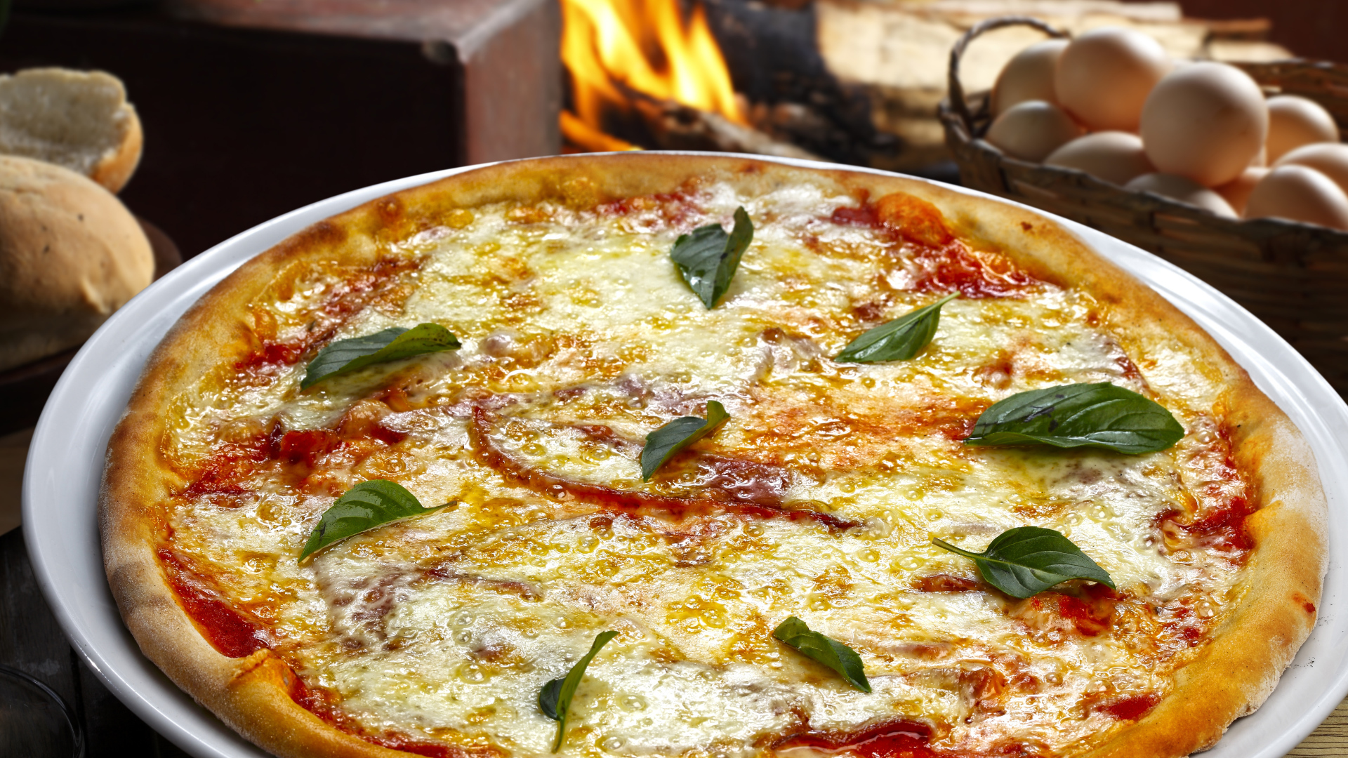 Горячая пицца с помидорами  и сыром 