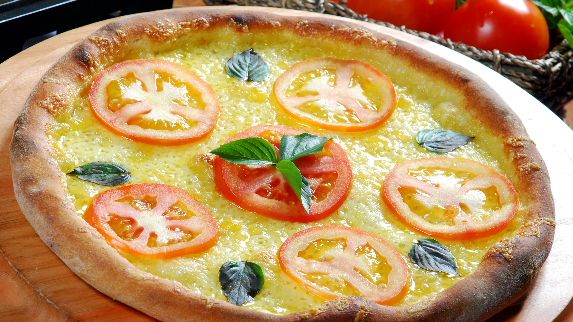 Пицца с сыром и помидорами с аппетитными зажаренными краями