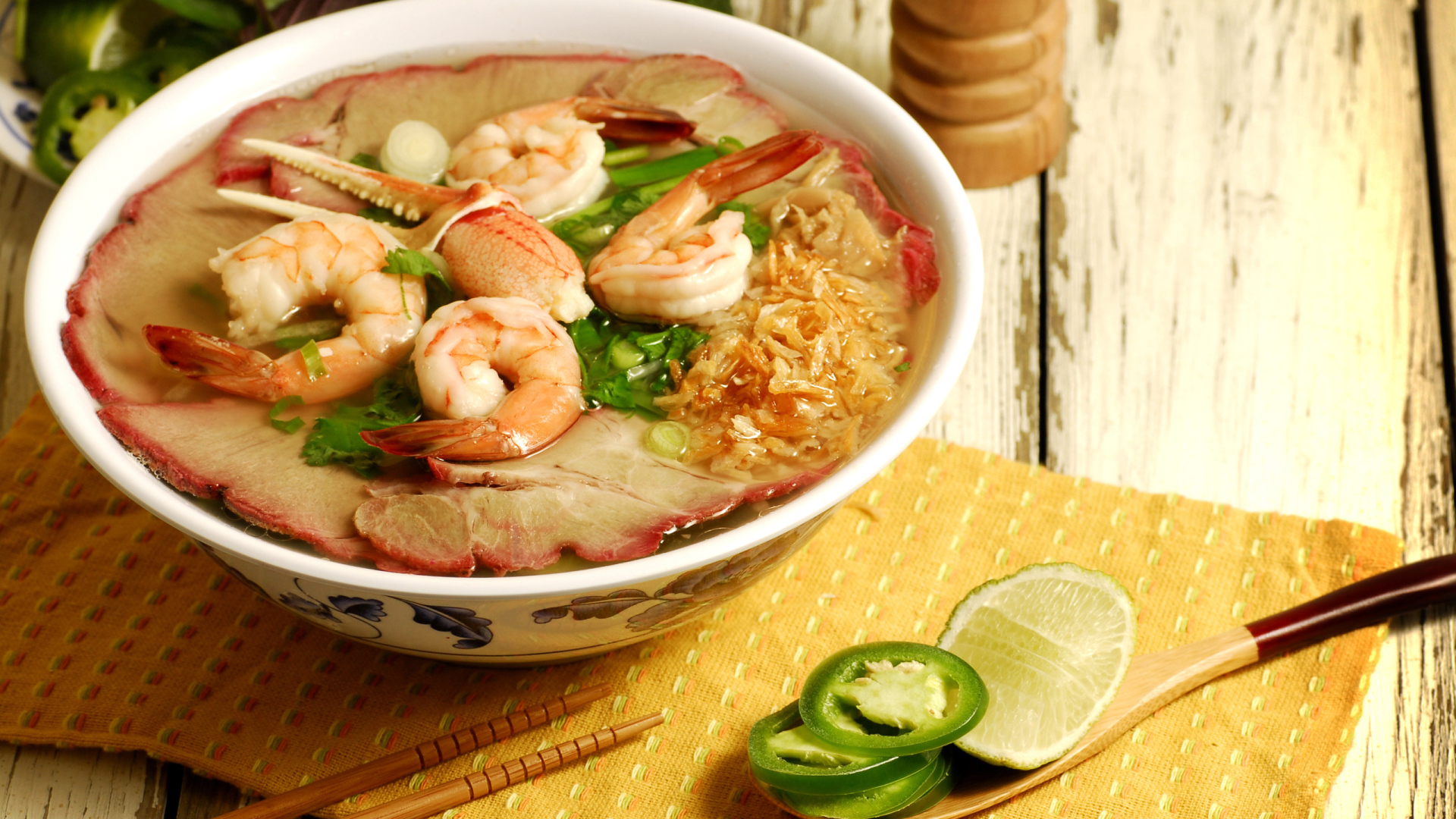 Тарелка супа с креветками и морепродуктами на столе