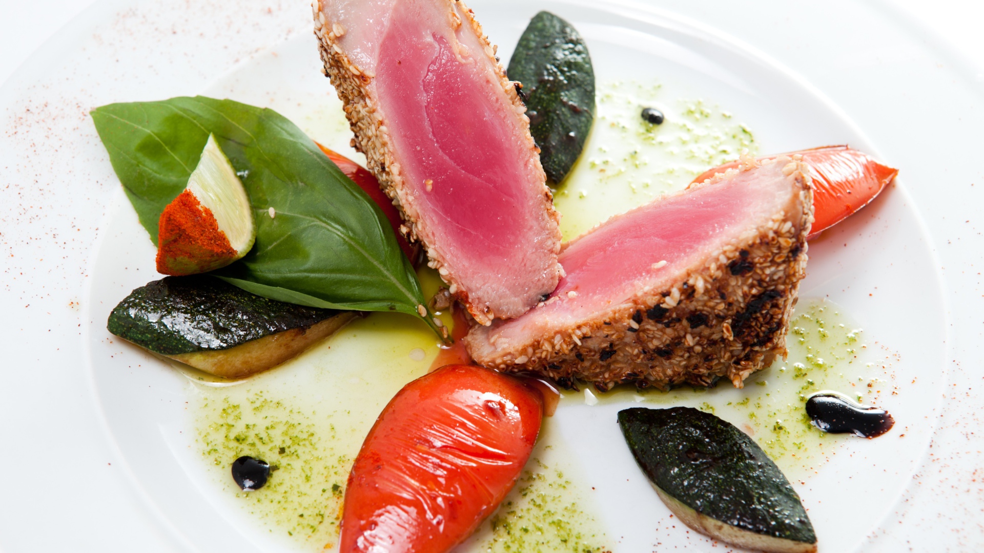 Аппетитный стейк из тунца с овощами на белой тарелке