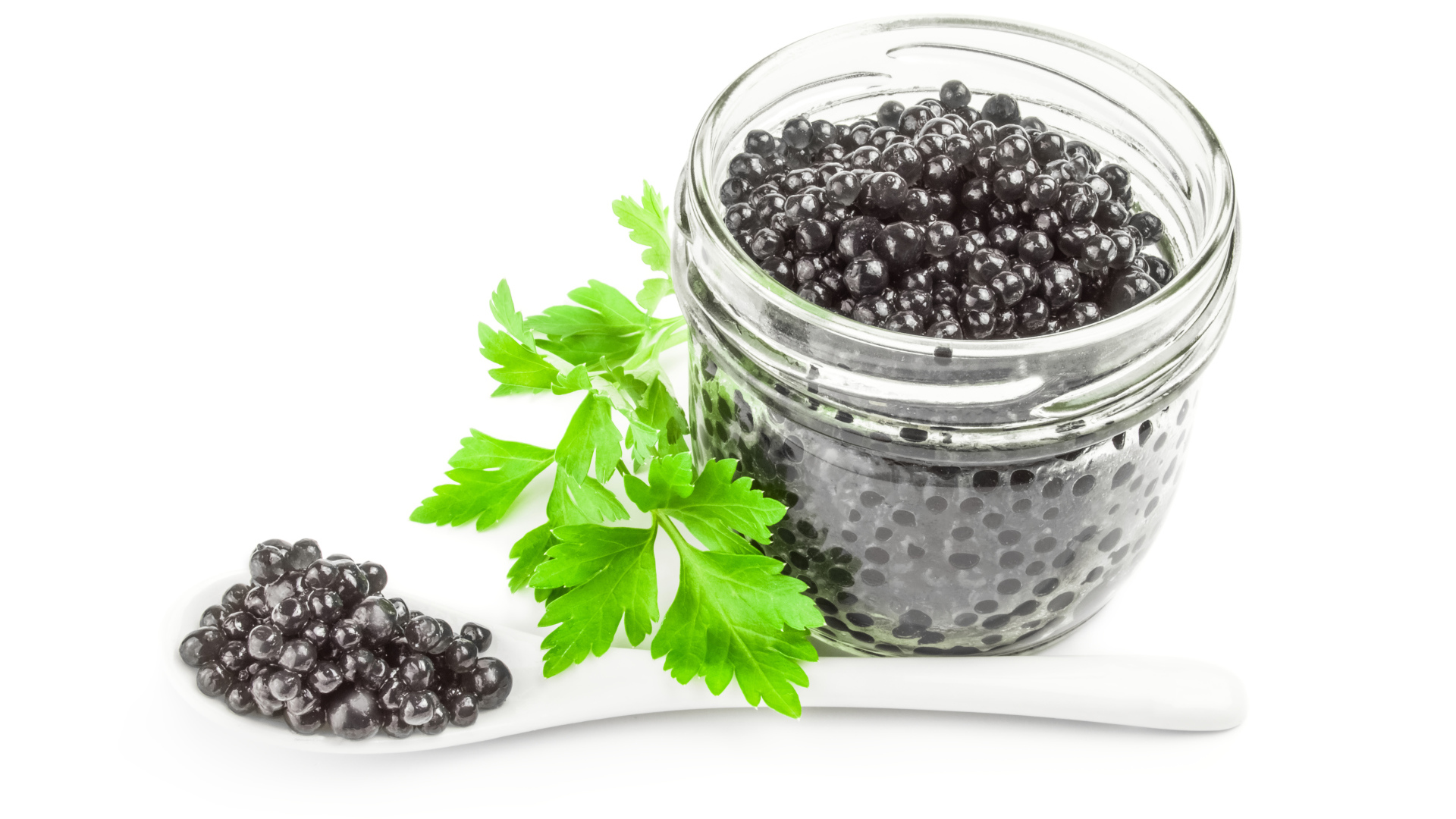 Банка черной икры с ложкой на белом фоне