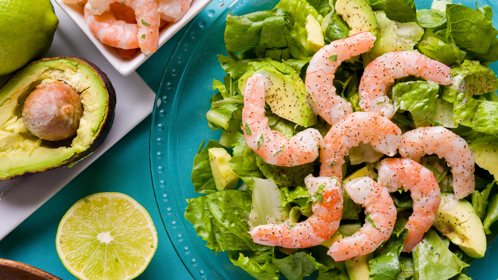Вкусный салат с авокадо, лимоном  и креветками 