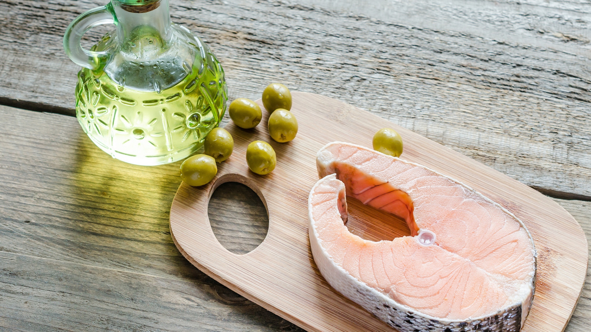 Стейк из лосося с оливками и оливковым маслом