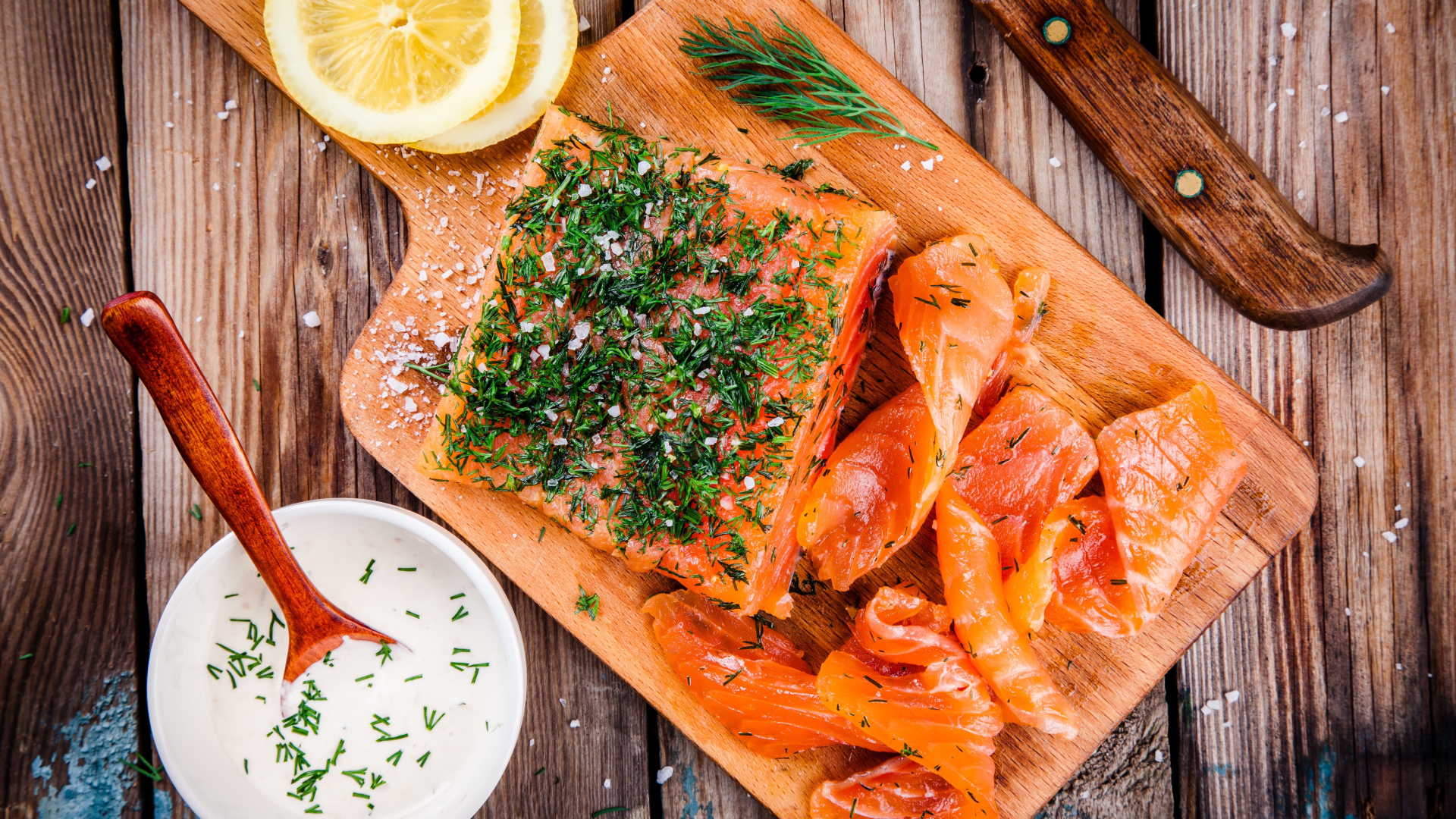 Кусочек аппетитной красной рыбы с укропом 