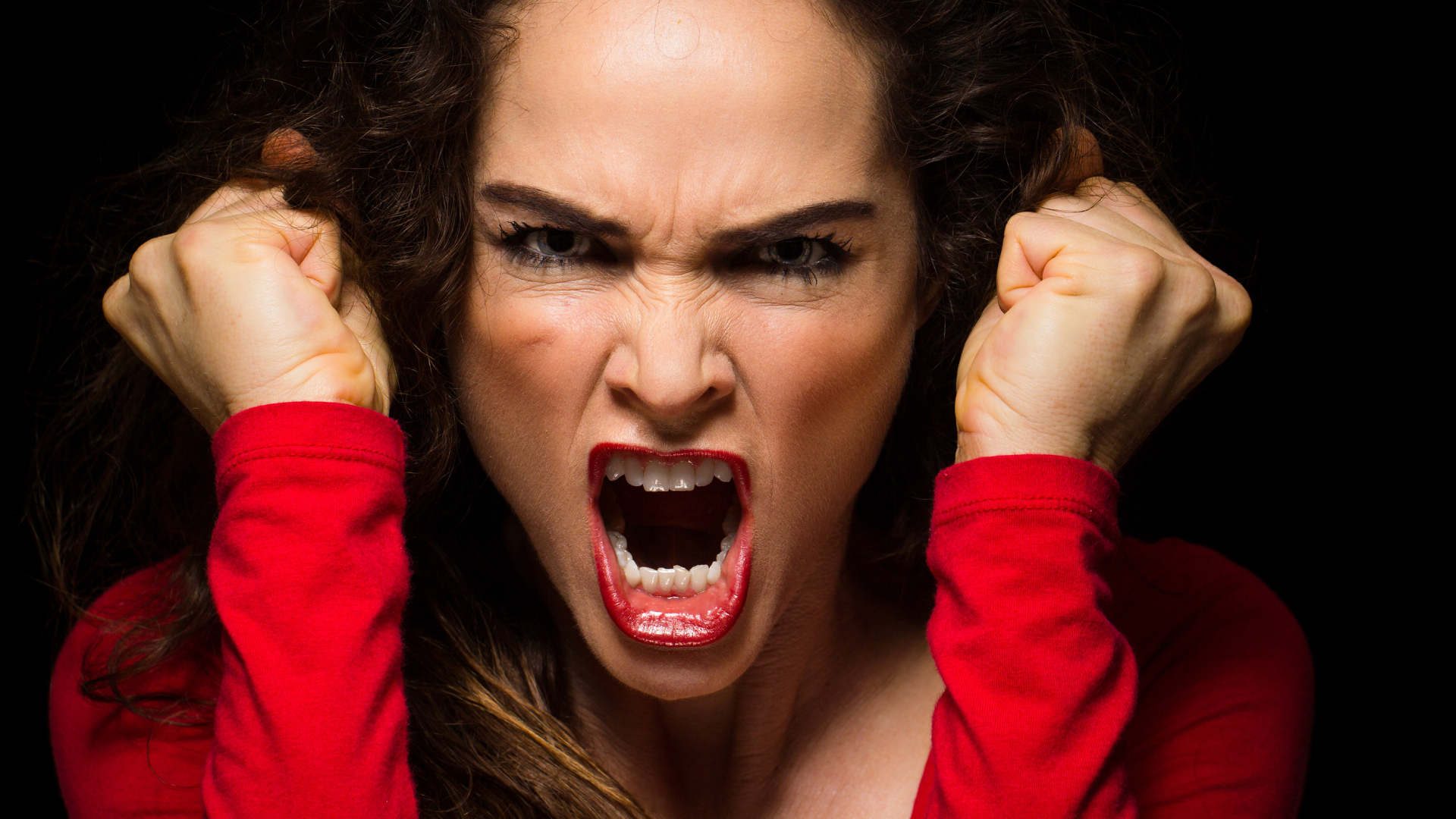 Эмоции на лице девушки в красном платье