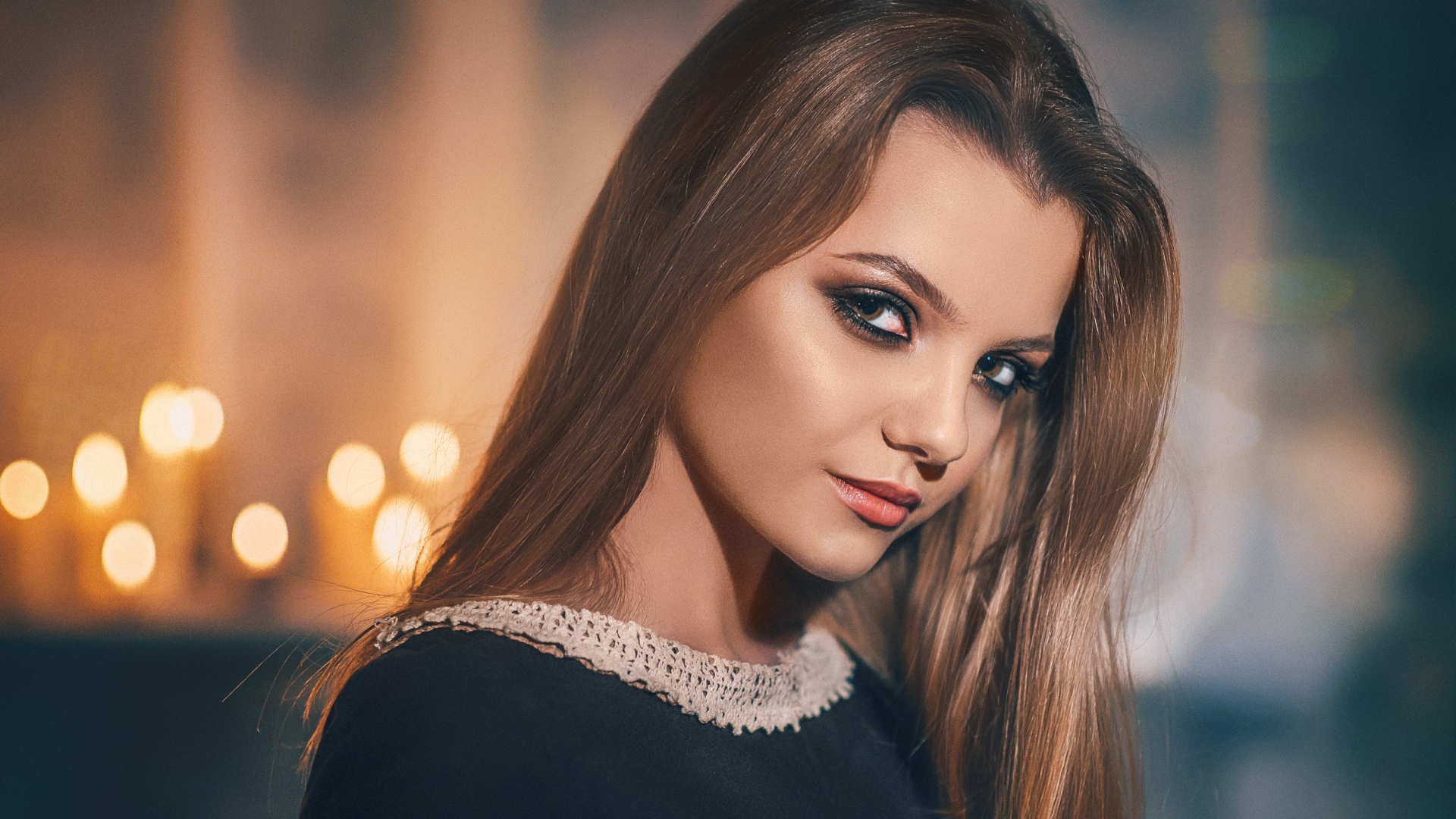 Девушка с красивыми глазами  и длинными волосами 