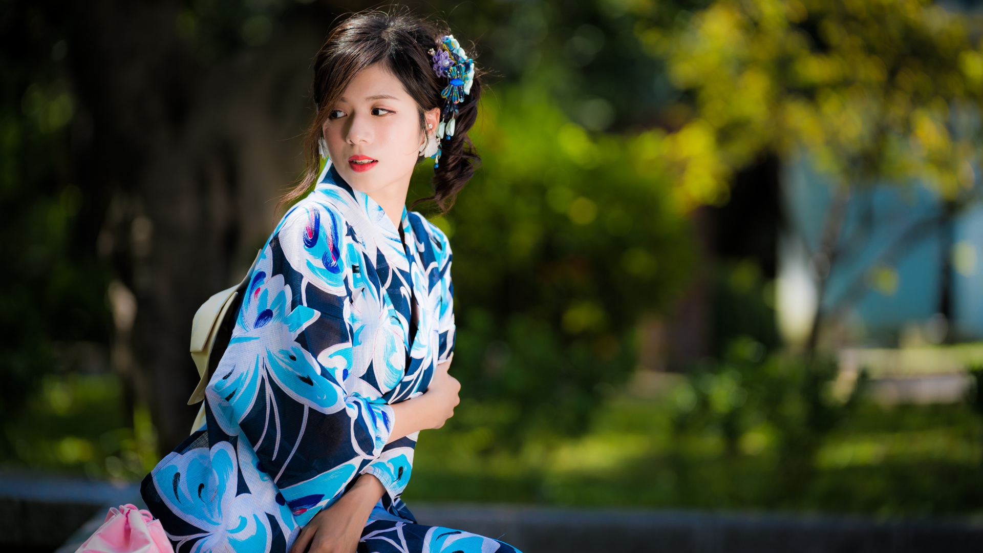 Молодая девушка азиатка в красивом кимоно