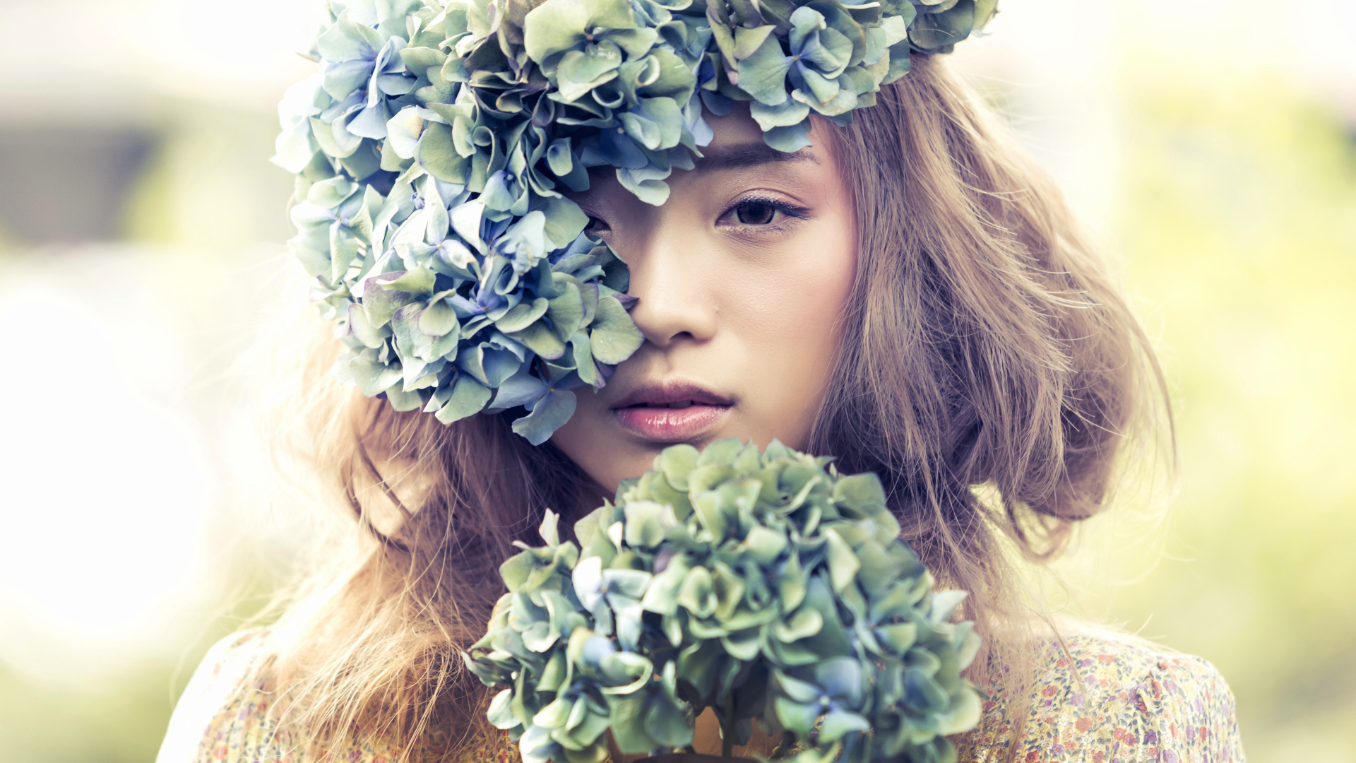 Молодая девушка азиатка с венком из цветов на голове