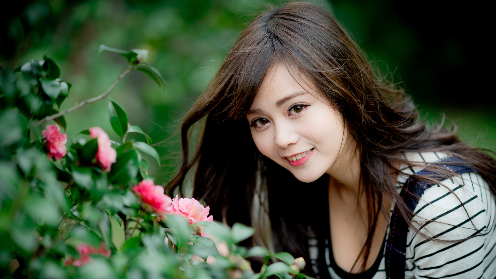 Красивая девушка азиатка с  карими глазами 