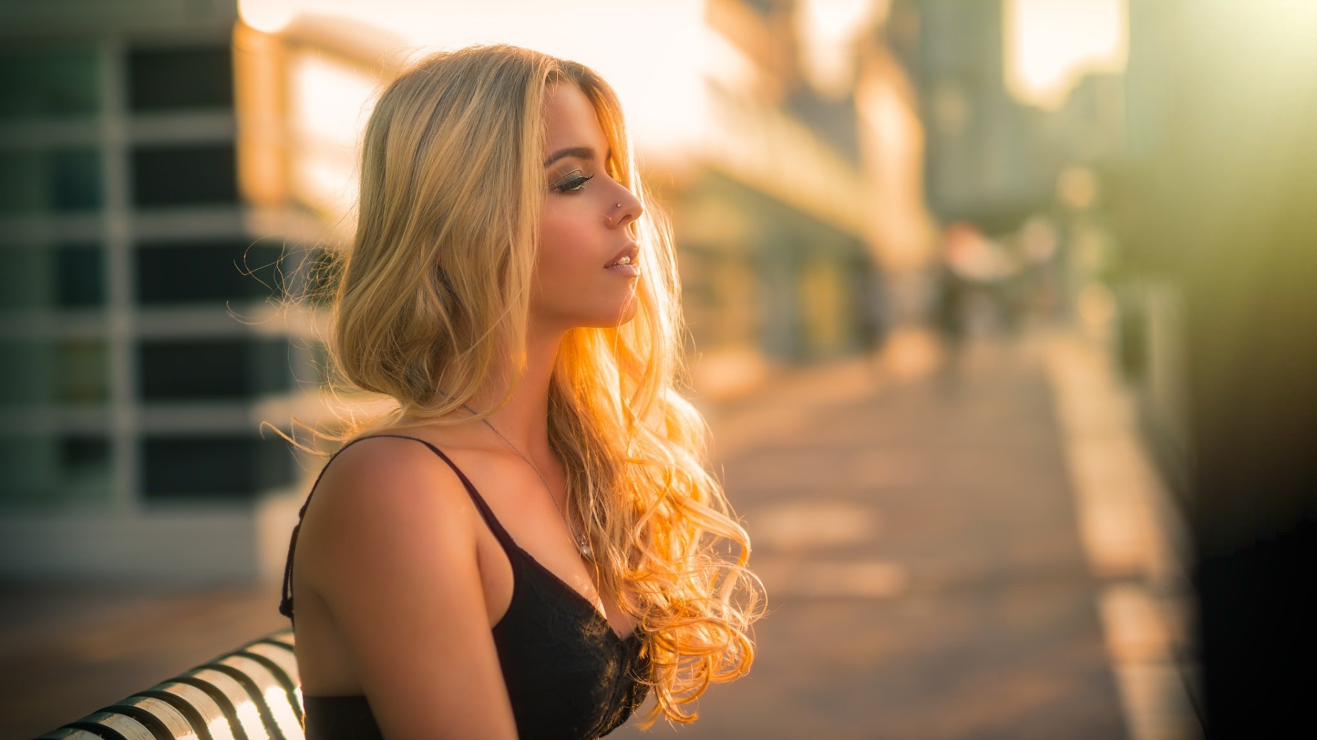 Красивая светловолосая девушка модель 