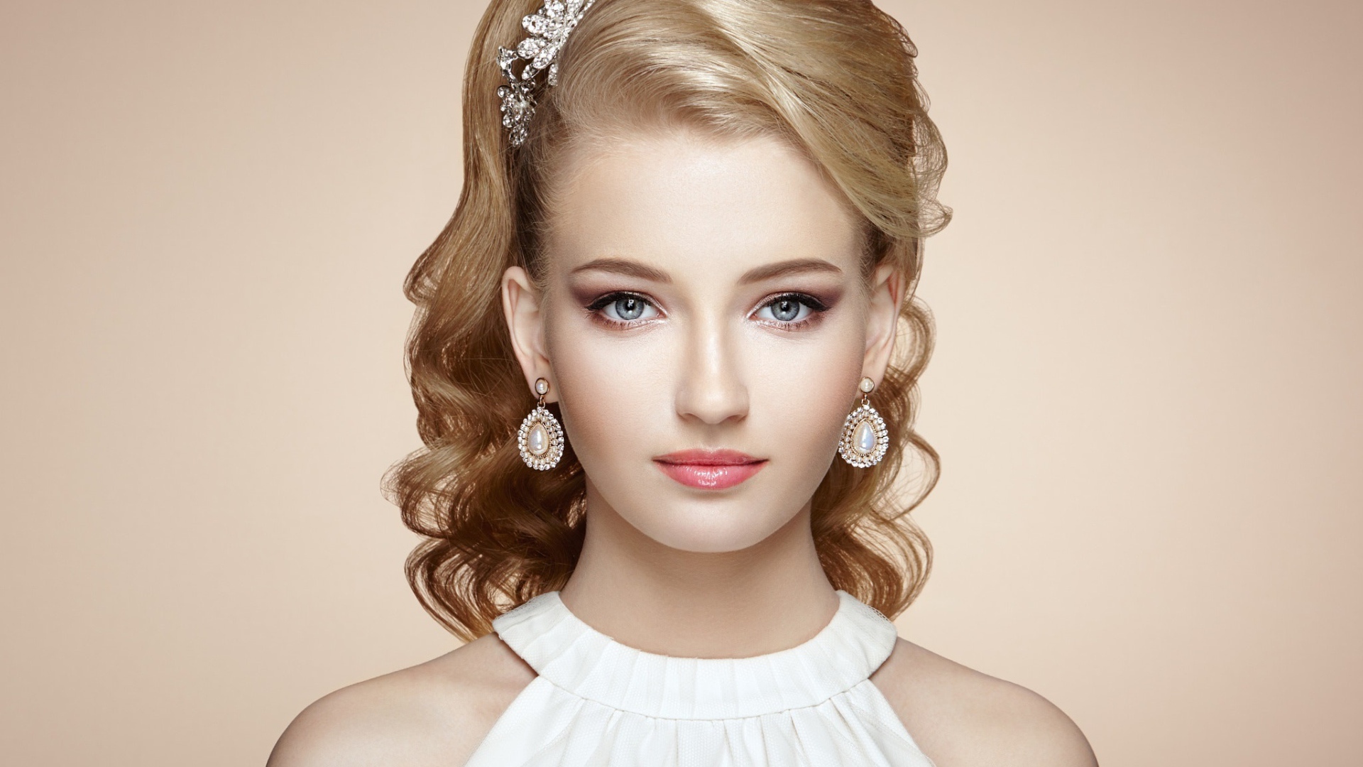 Красивая девушка блондинка с вечерней прической 