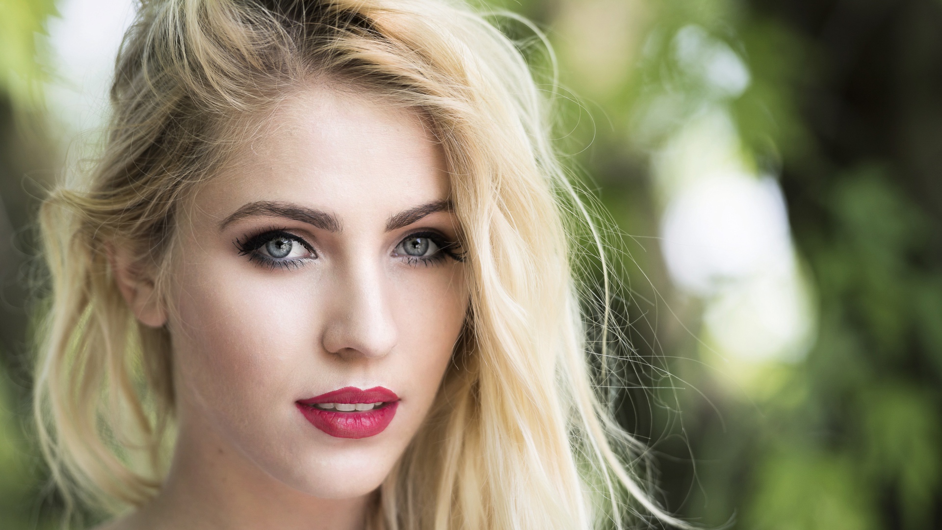 Красивая голубоглазая блондинка с красными губами 