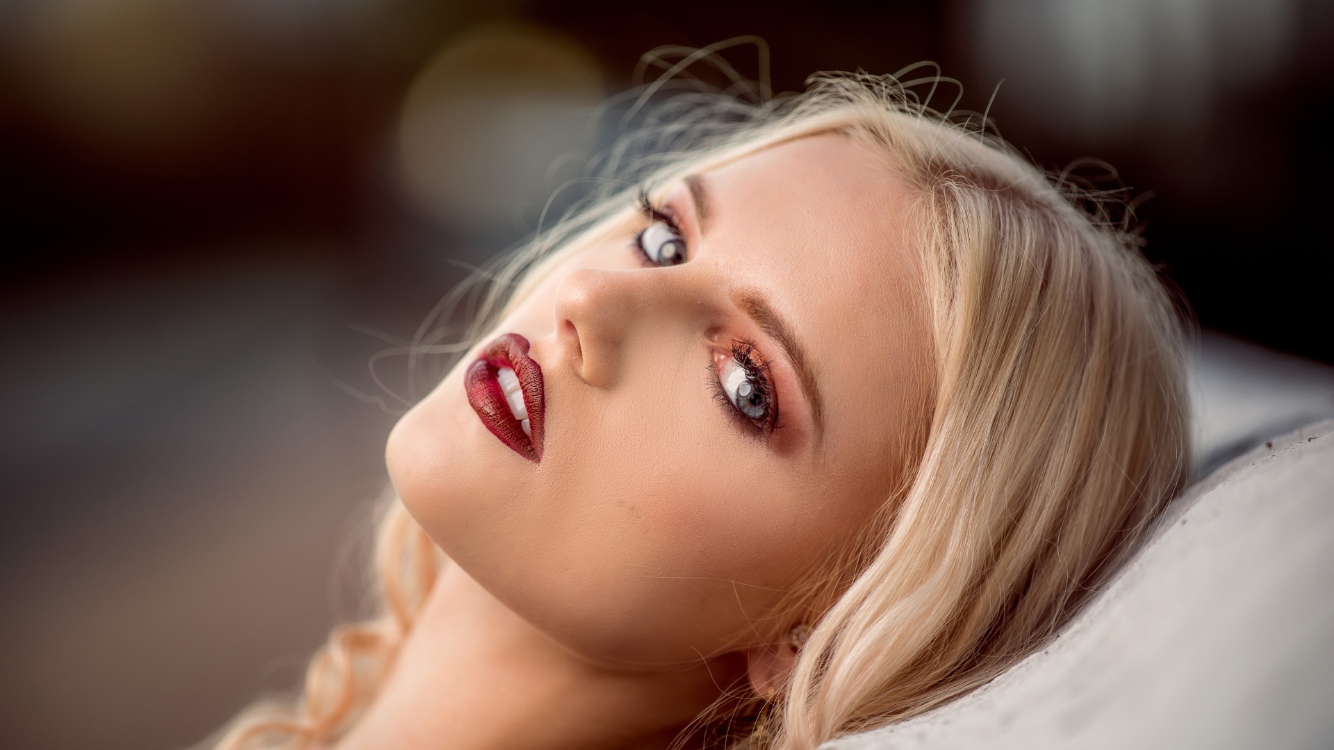 Красивая голубоглазая блондинка с красными накрашенными губами