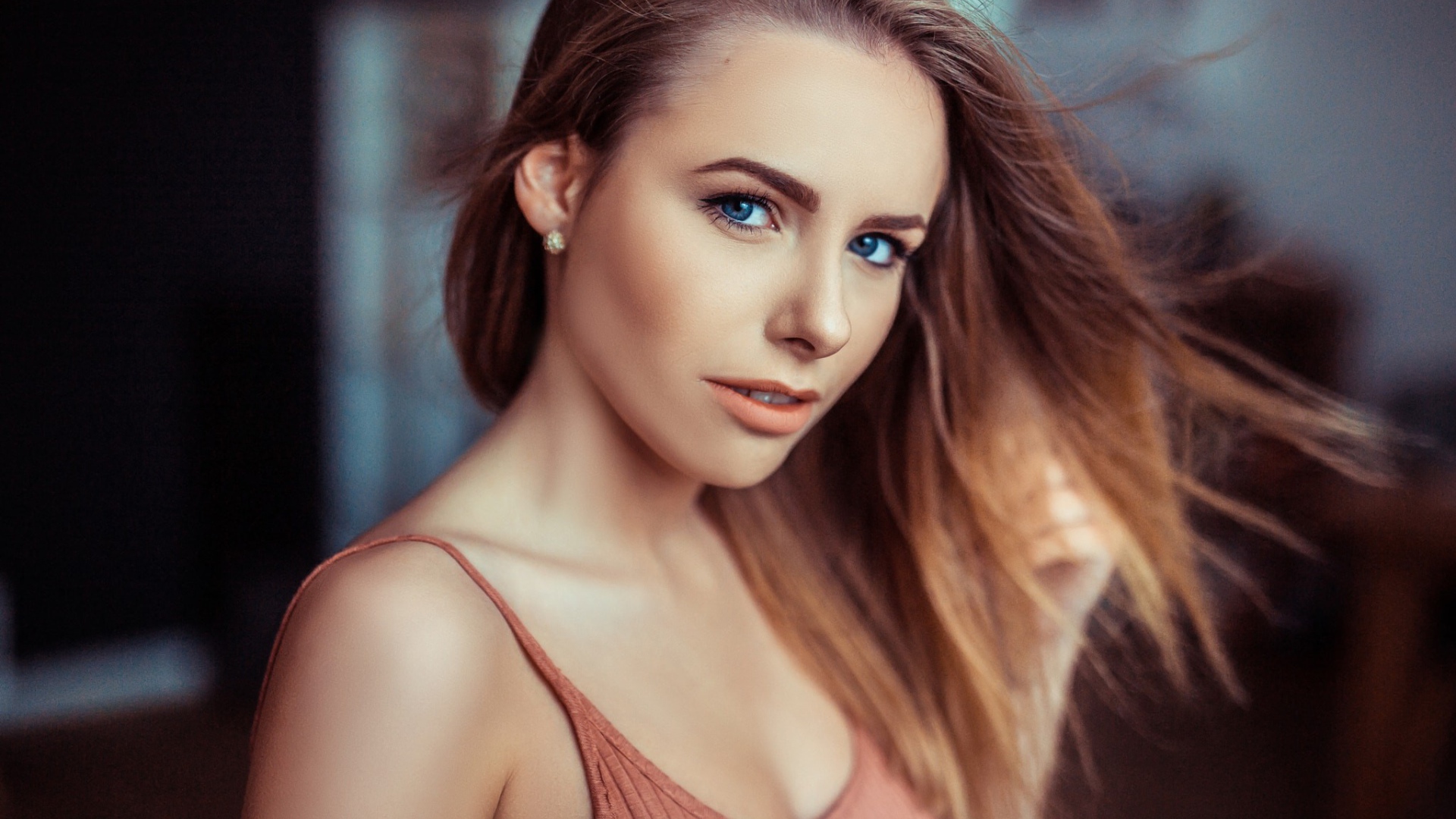 Красивая голубоглазая девушка с распущенными волосами 