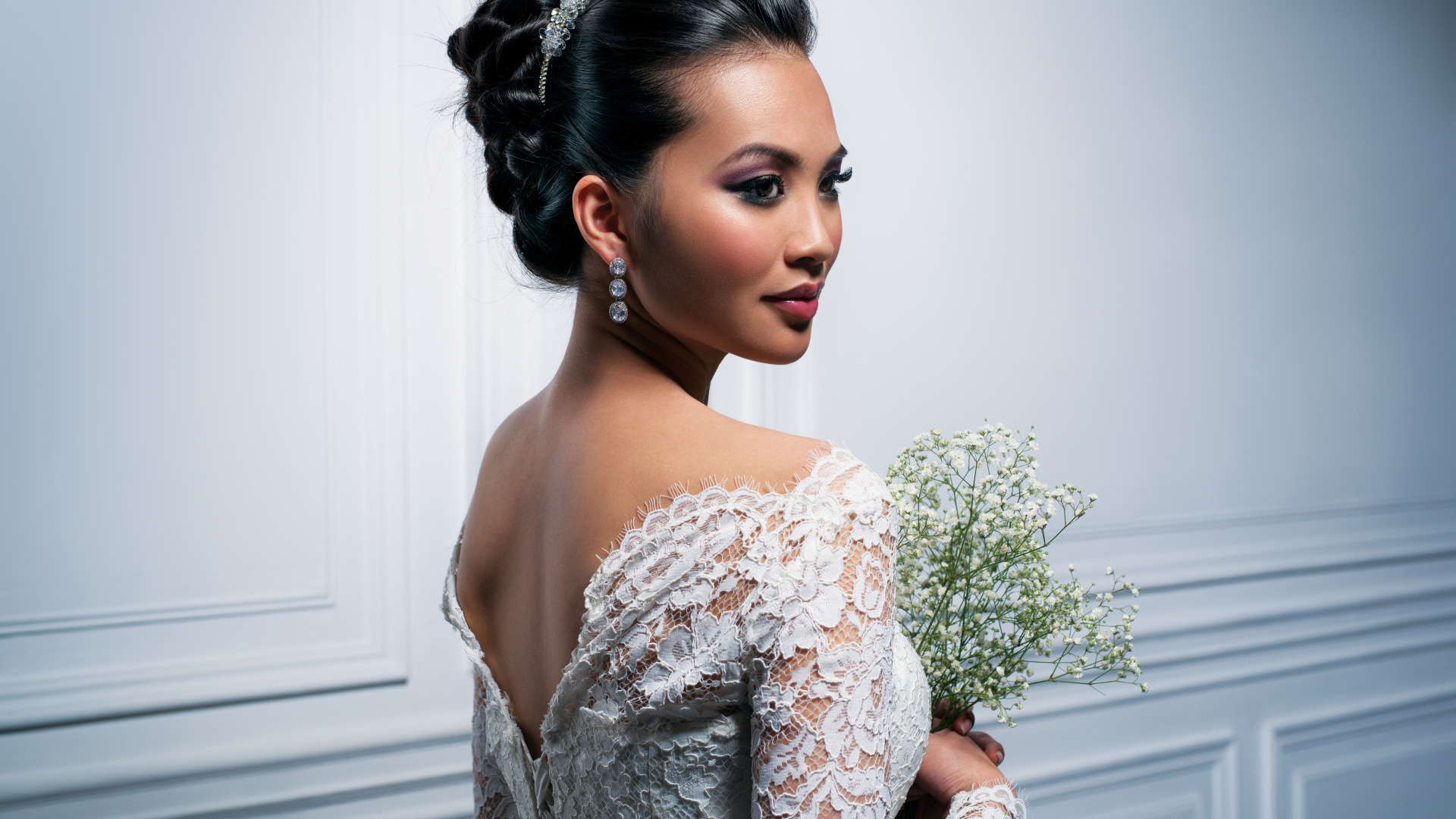 Красивая девушка невеста с белым букетом цветов в руках