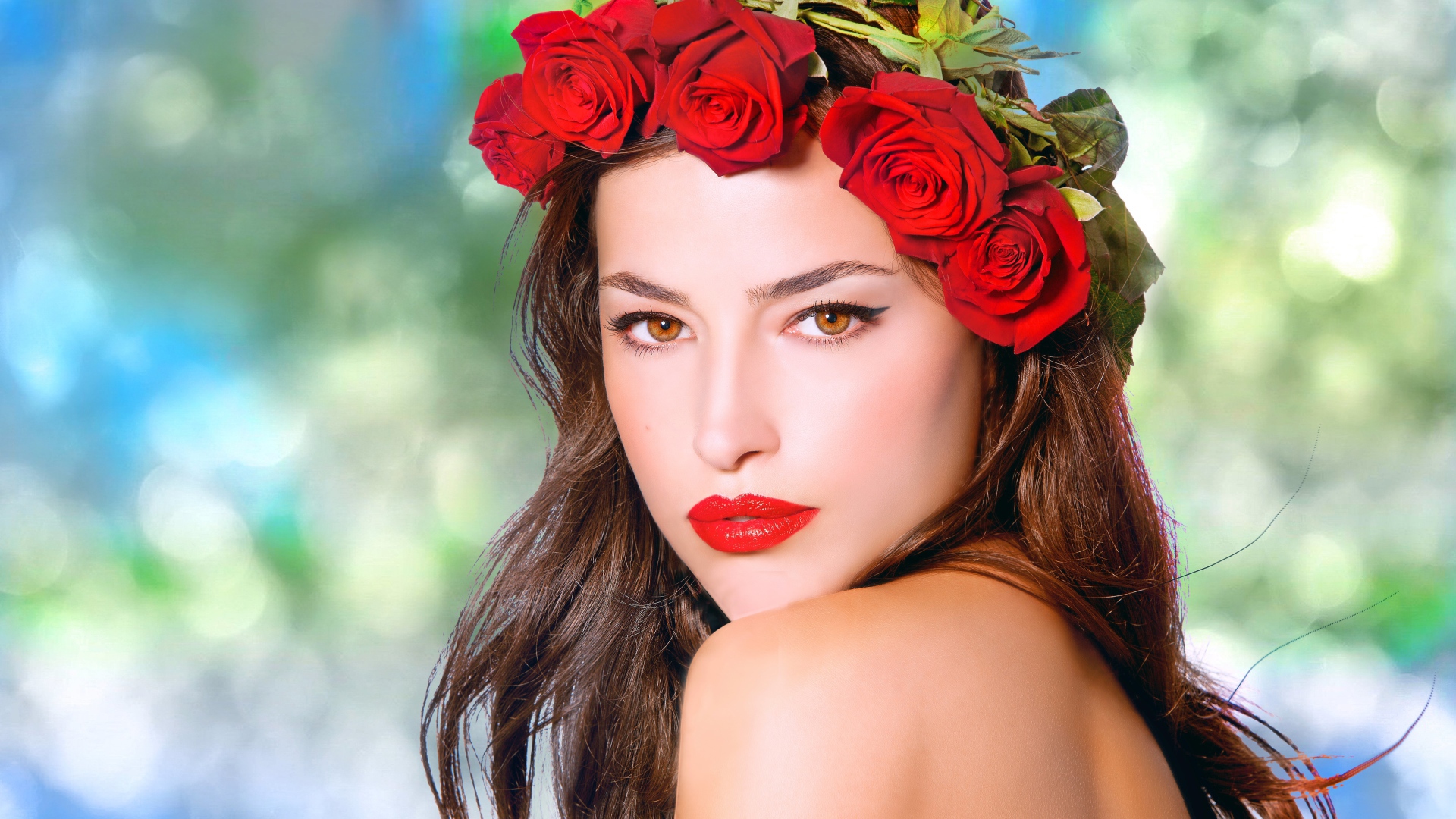 Красивая кареглазая девушка с венком из красных роз 