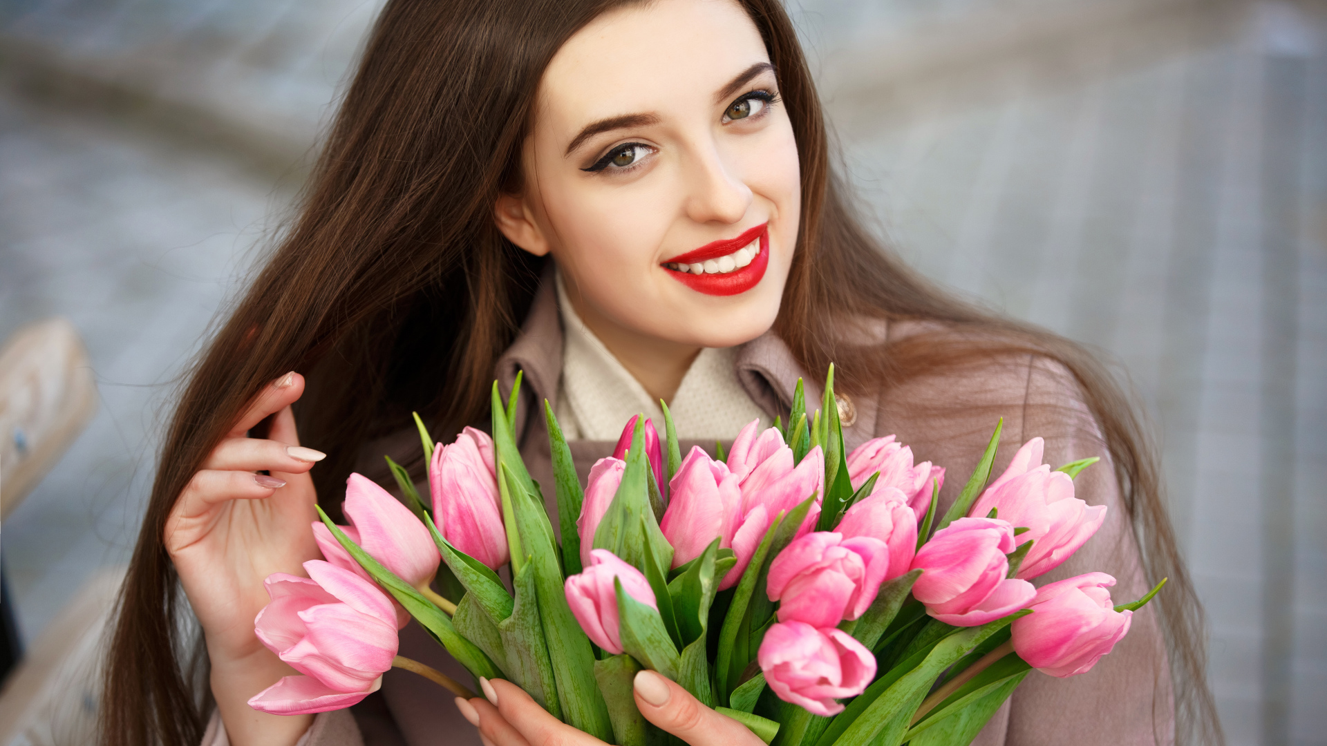 Красивая девушка брюнетка с букетом тюльпанов 