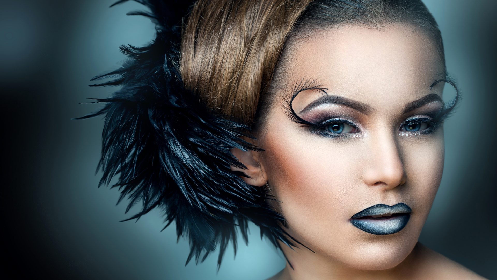 Красивая девушка шатенка с ярким макияжем