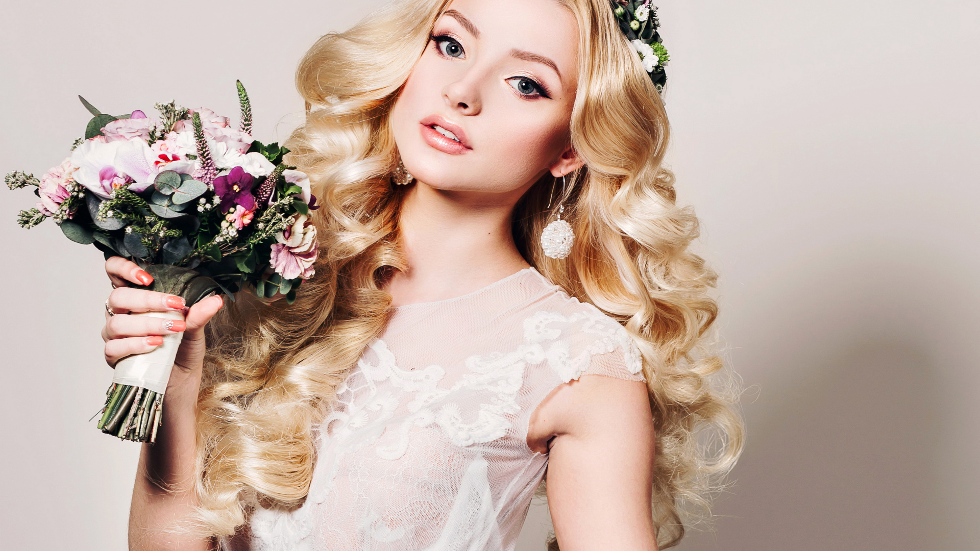 Красивая нежная блондинка с букетом цветов в руках