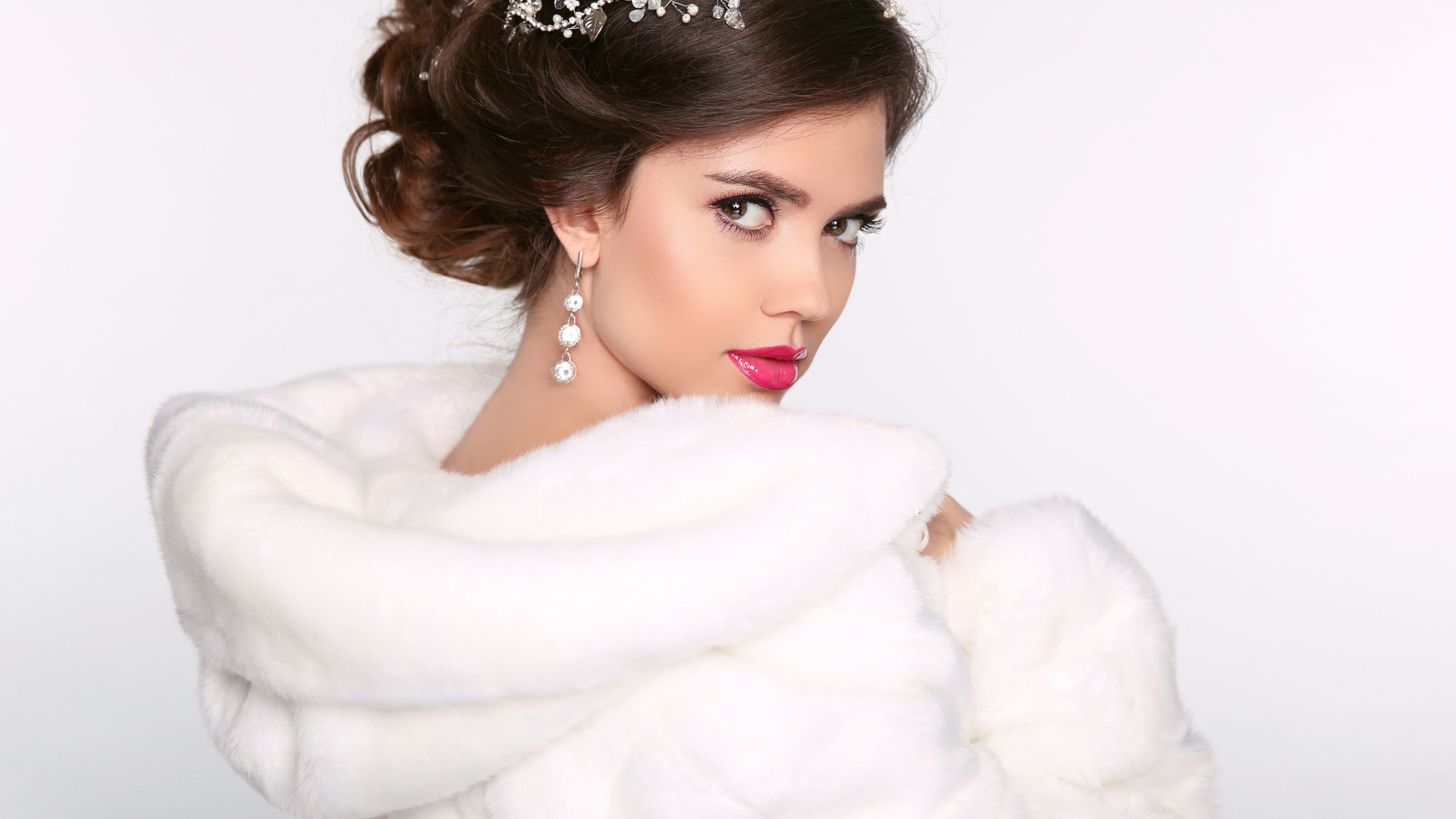Красивая девушка в белой шубе 