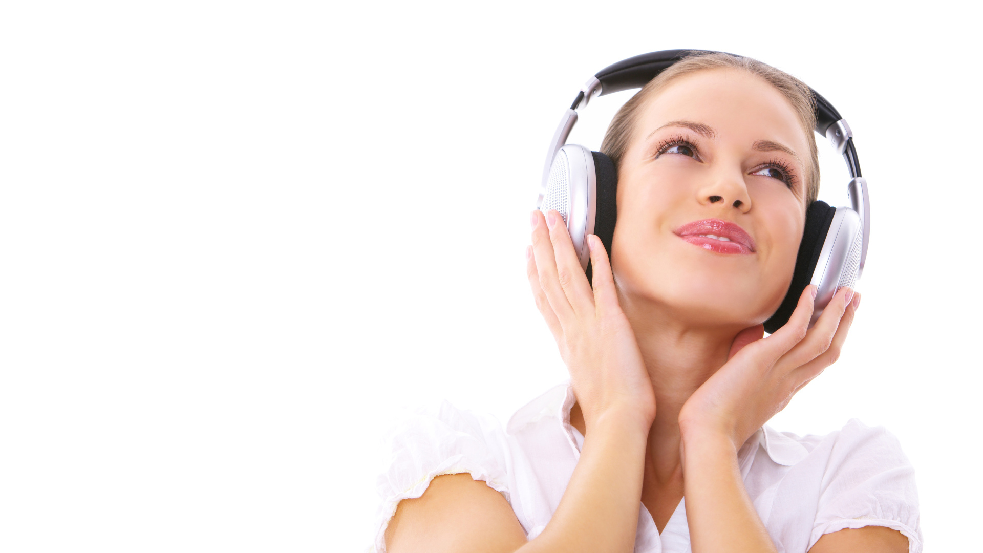 Красивая девушка в больших наушниках 
