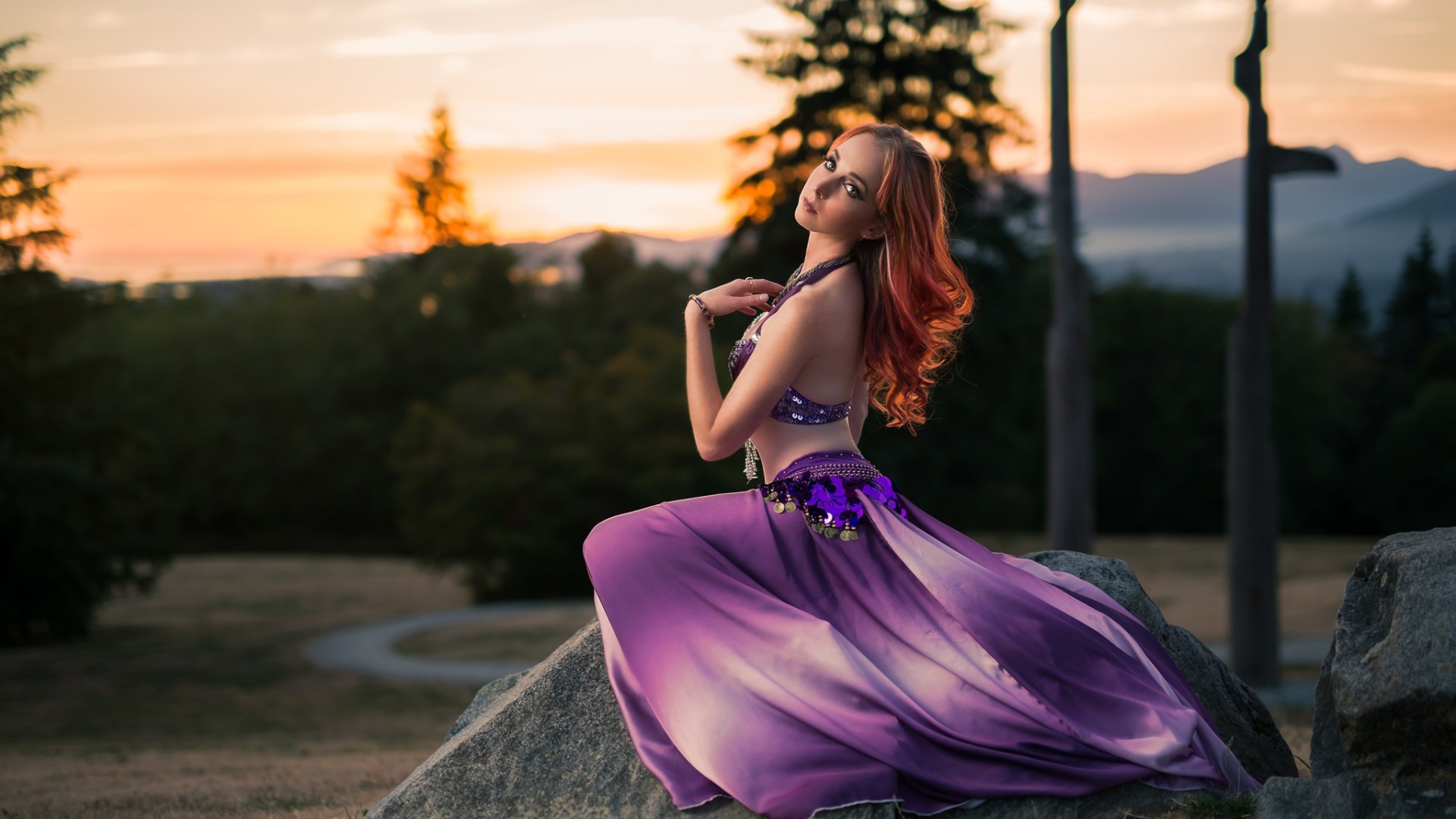 Красивая девушка в фиолетовом восточном наряде 