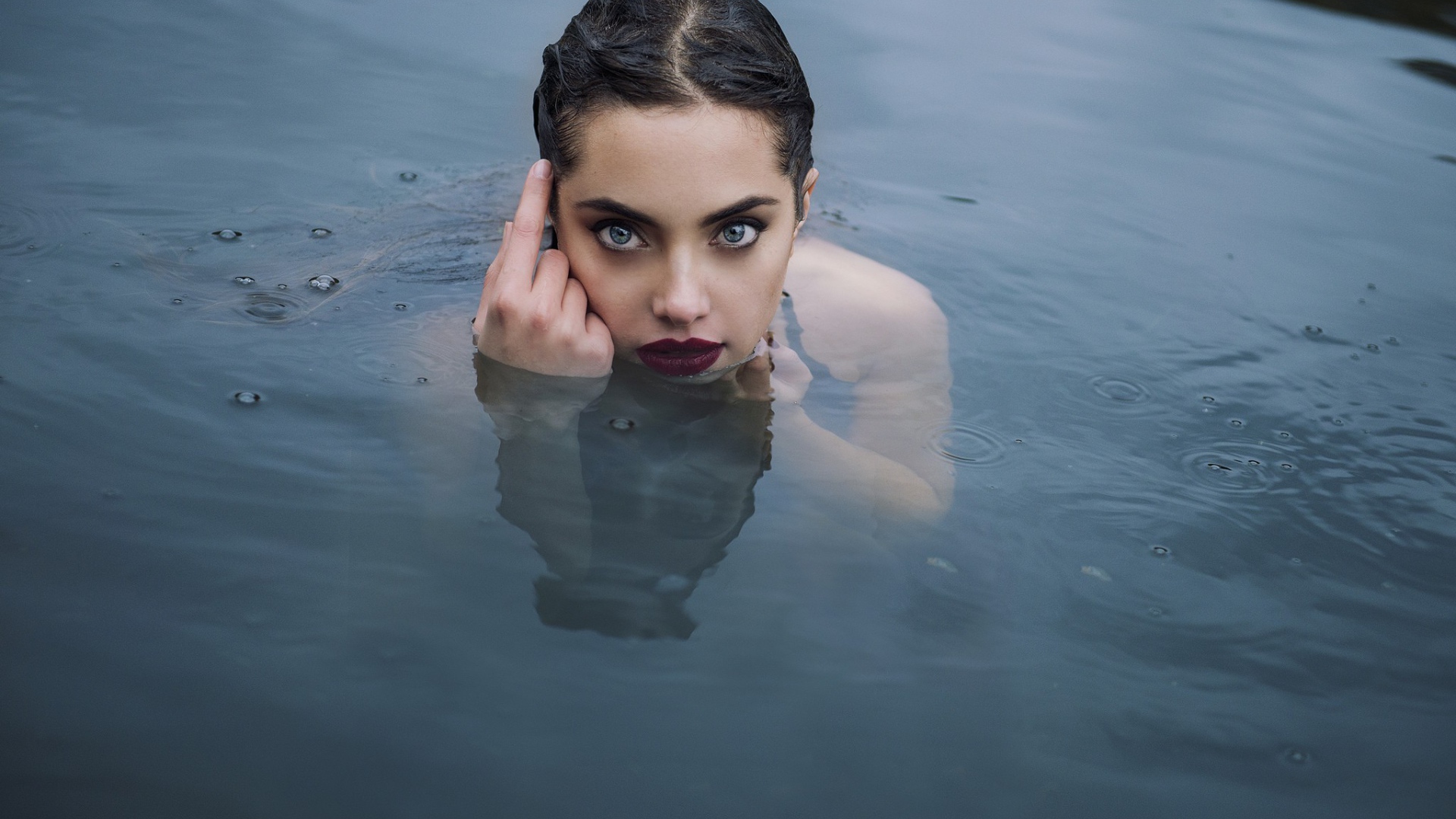 Красивая девушка русалка в воде 