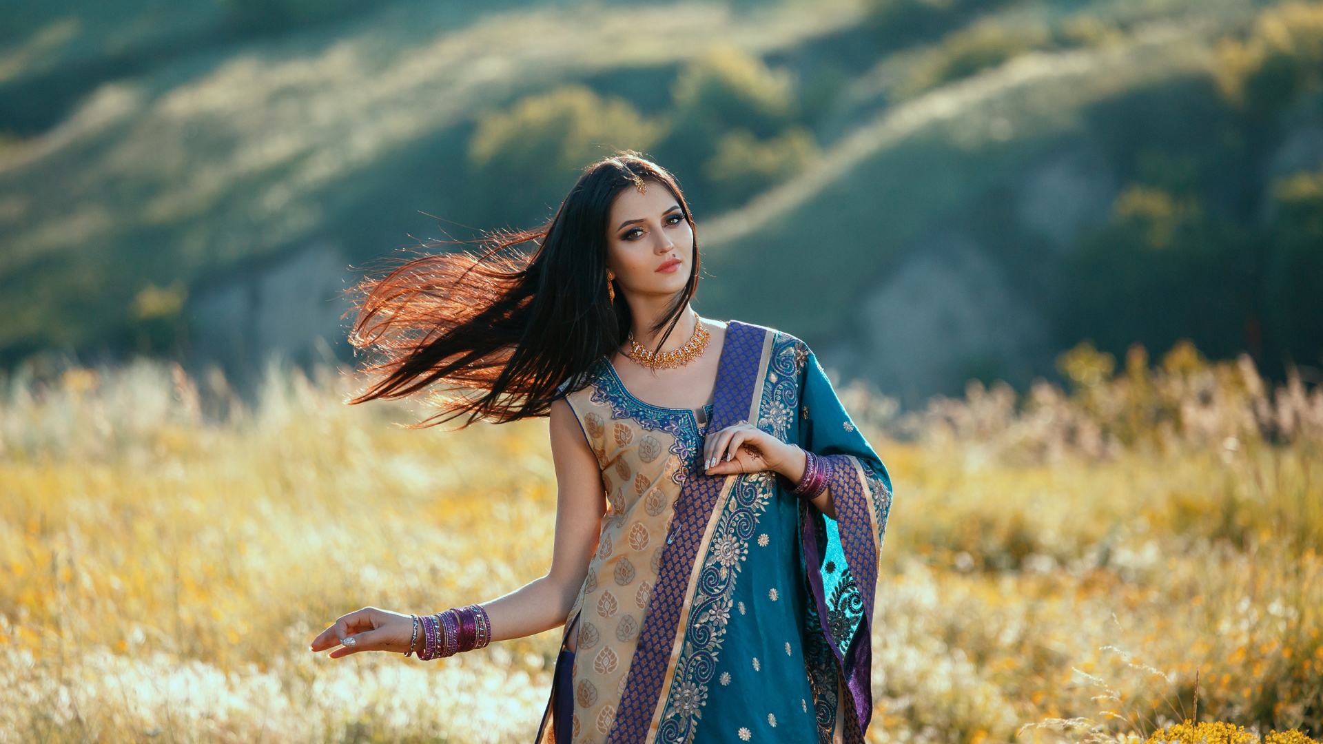 Красивая девушка модель в индийском сари