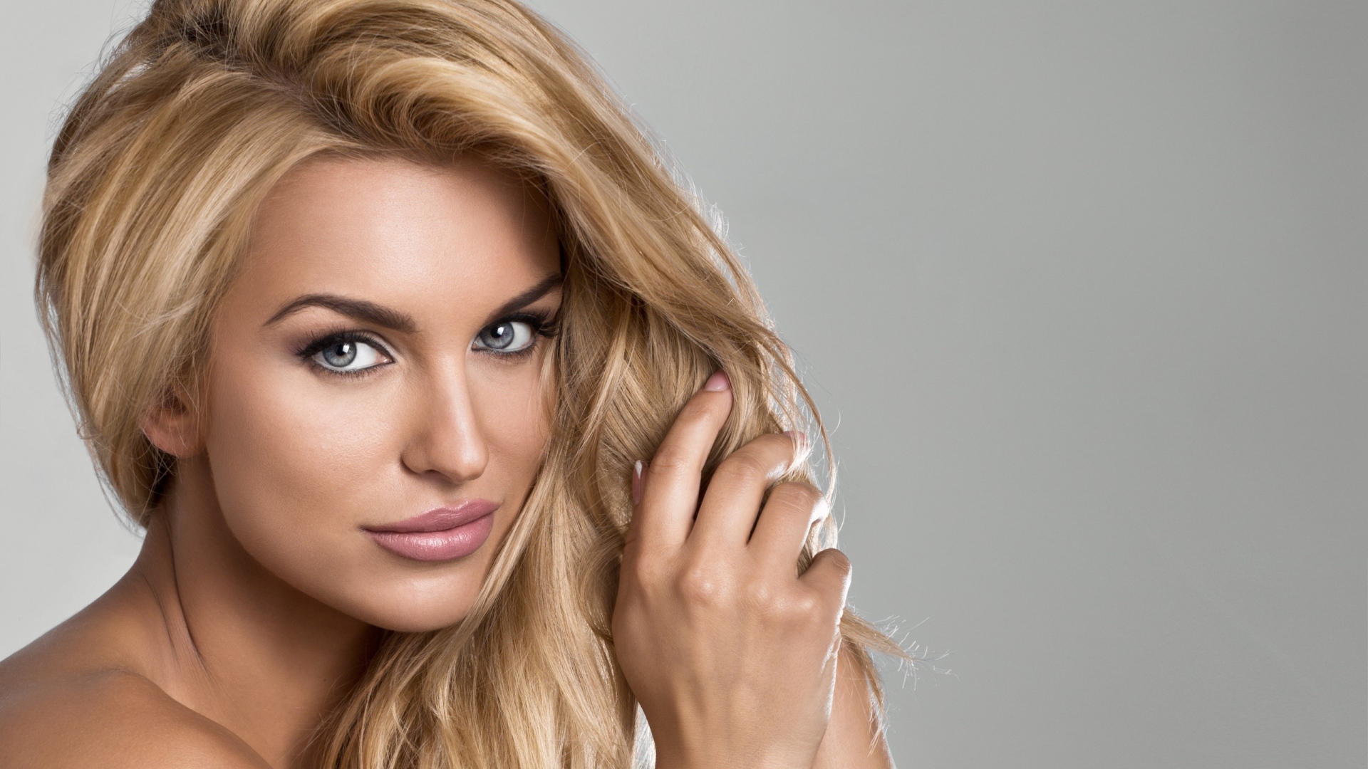 Красивая девушка модель с серыми глазами 