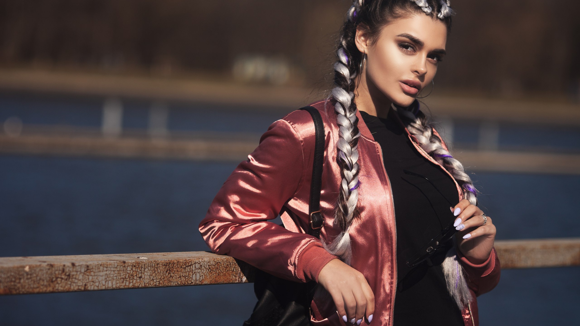 Красивая девушка с косами на голове