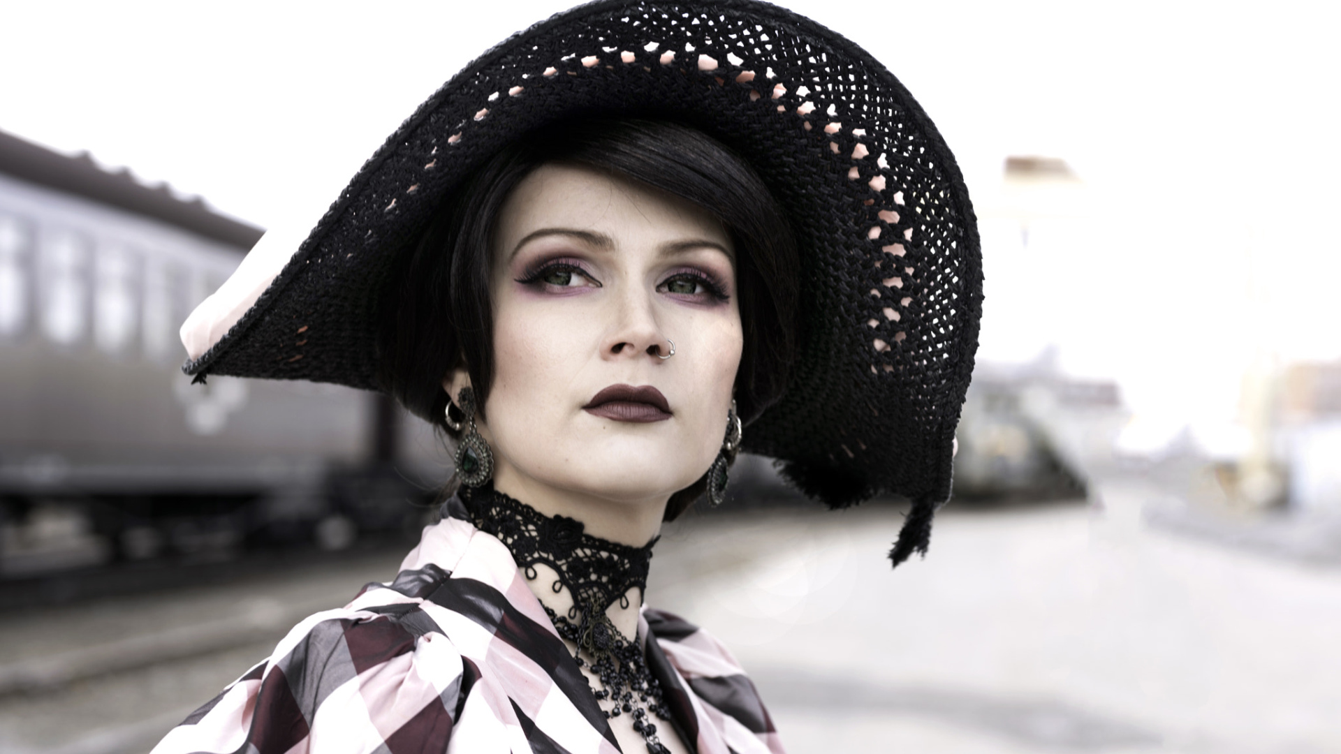 Красивая зеленоглазая девушка в большой черной шляпе