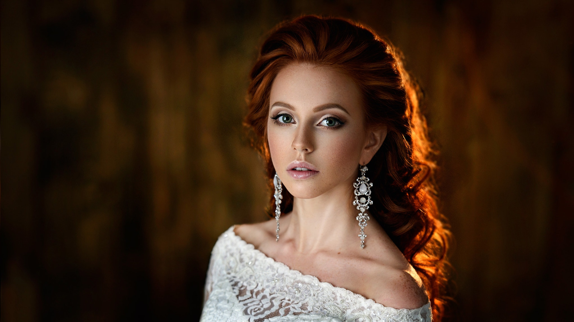 Красивая рыжеволосая девушка в белом платье 