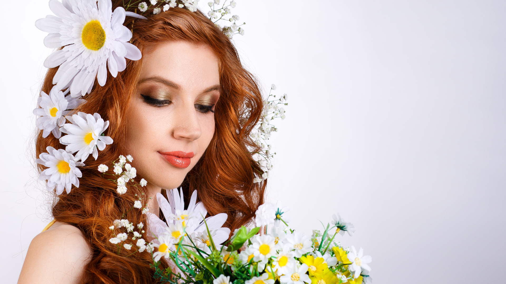 Красивая рыжеволосая девушка с цветами в волосах