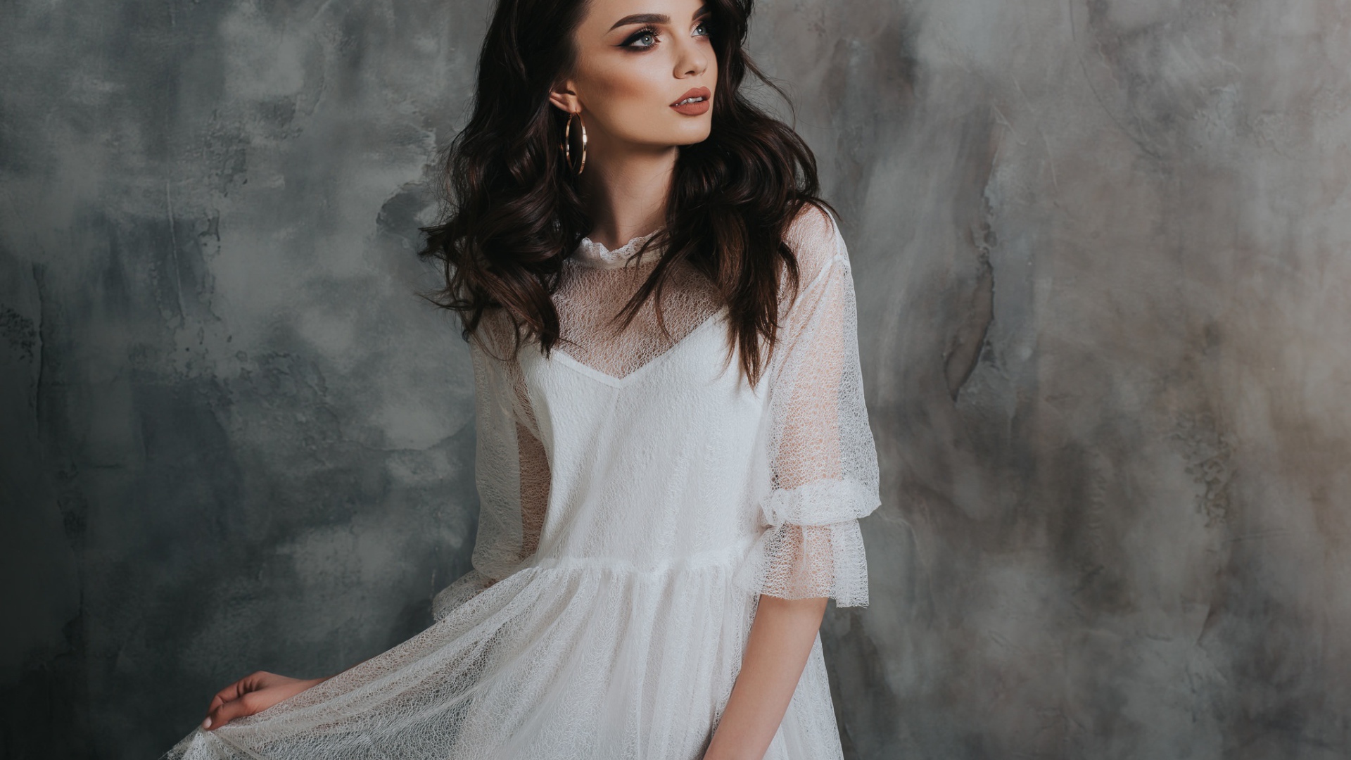 Красивая романтическая девушка брюнетка в белом платье