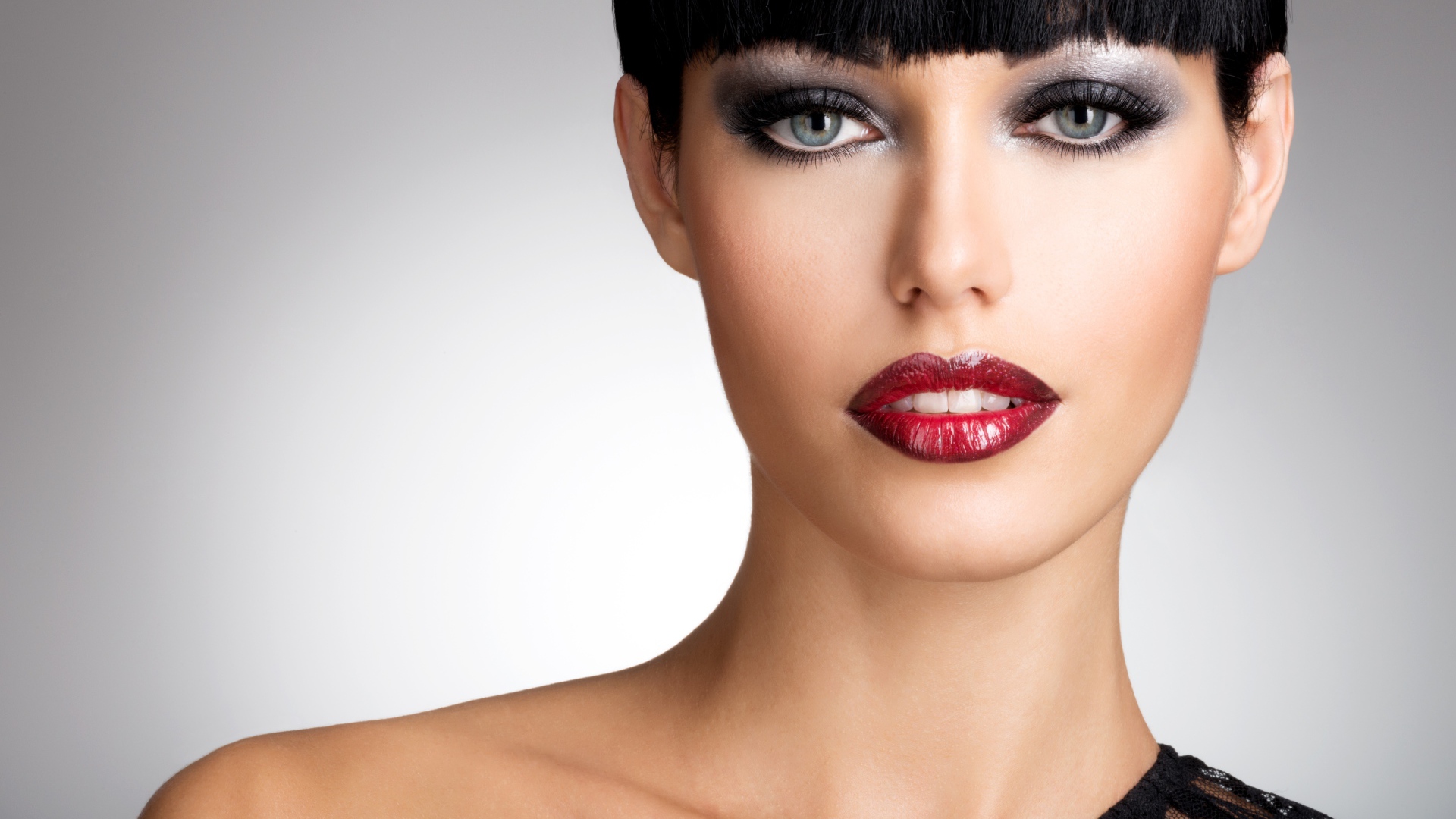 Красивая эффектная брюнетка с ярким макияжем