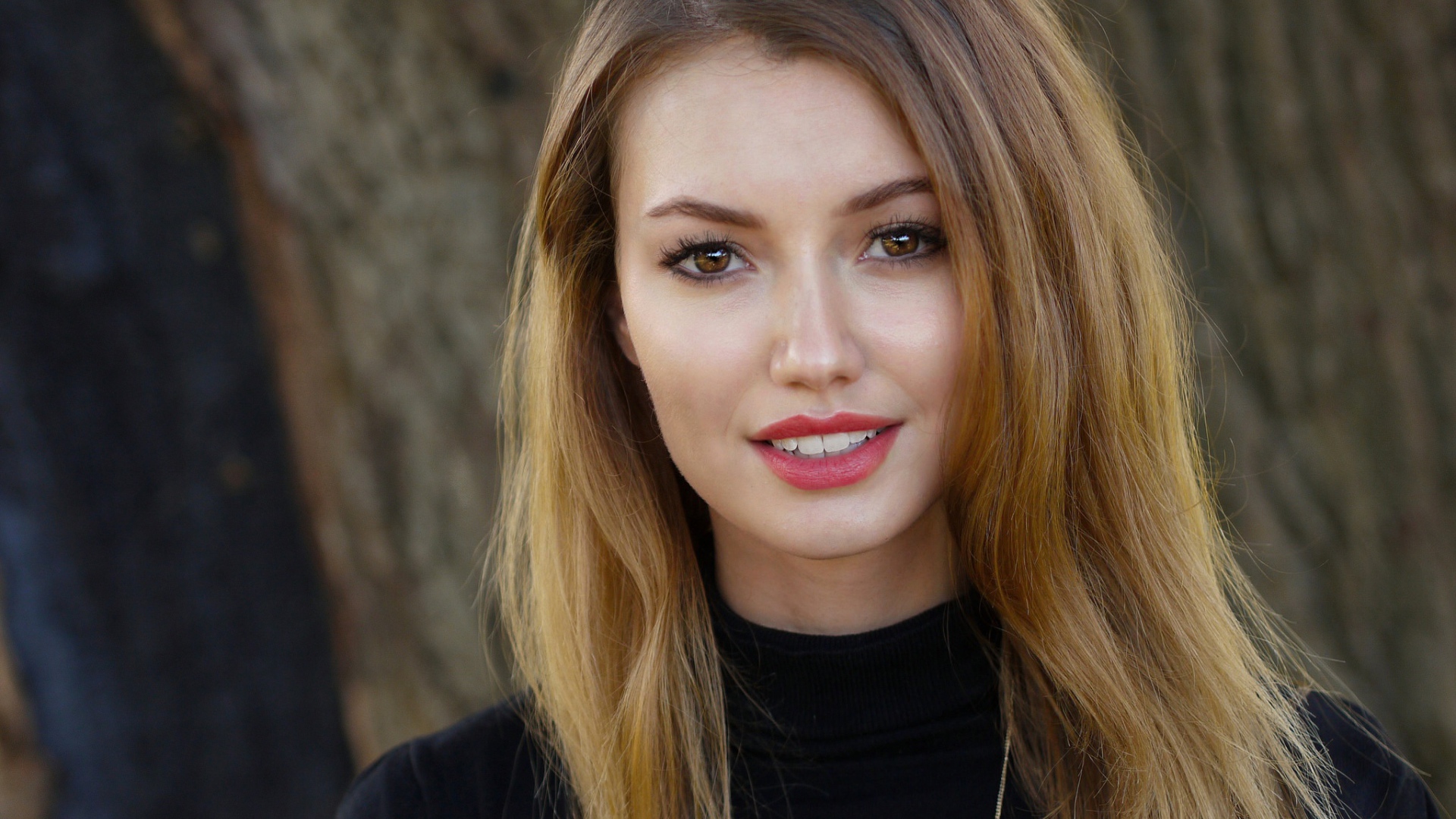 Красивая улыбающаяся девушка с карими глазами 