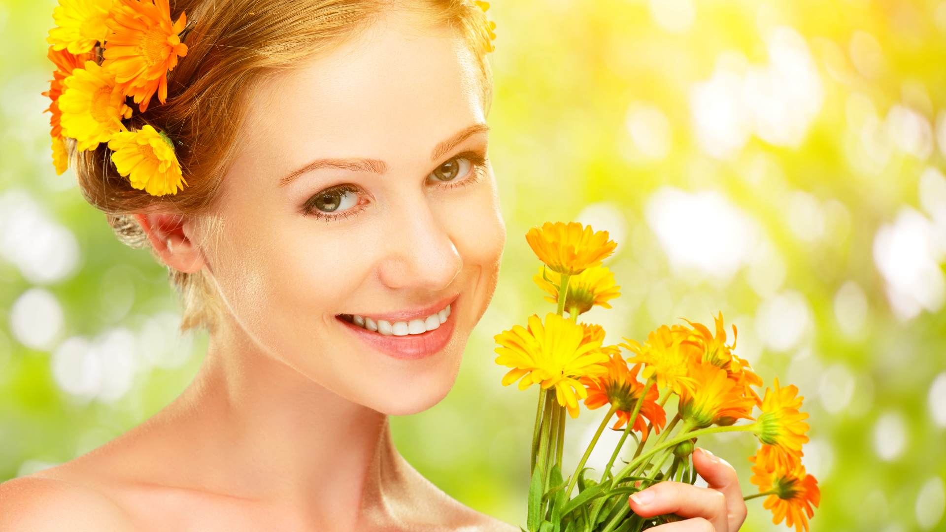 Красивая улыбающаяся девушка с цветами календулы в волосах