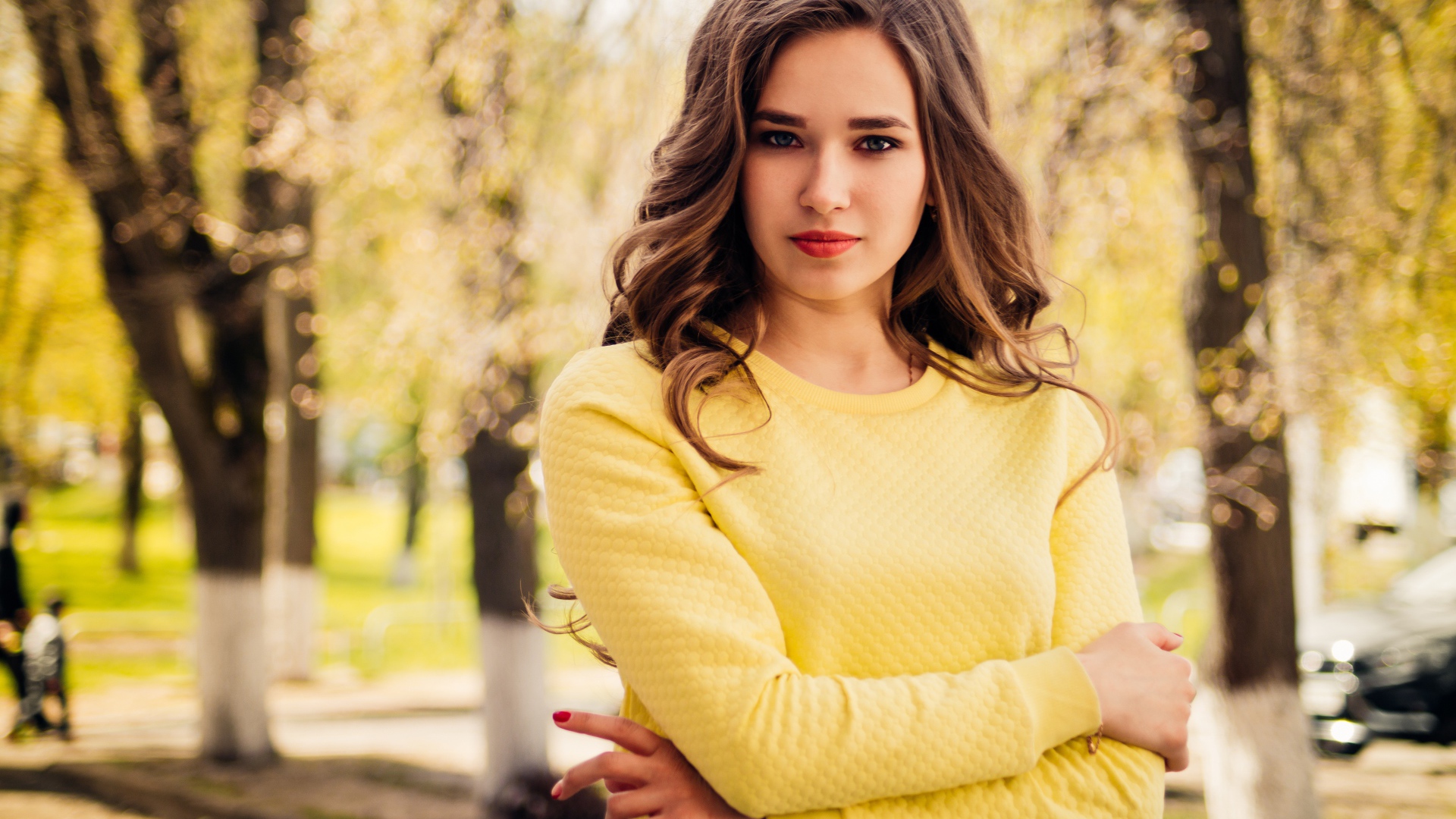Красивая молодая голубоглазая девушка в желтом свитере