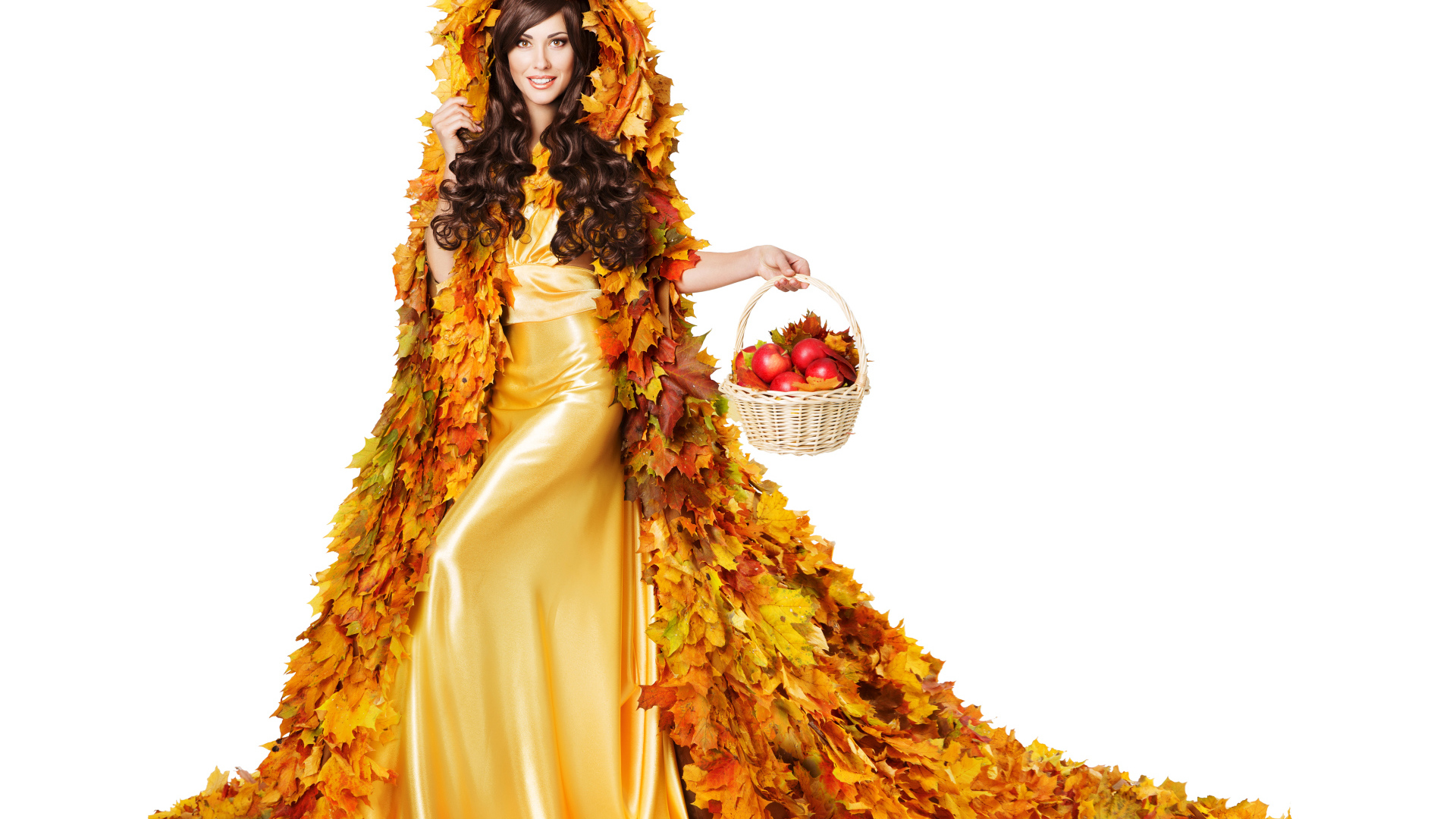 Красивая молодая девушка в плаще из желтых листьев с корзиной в руке