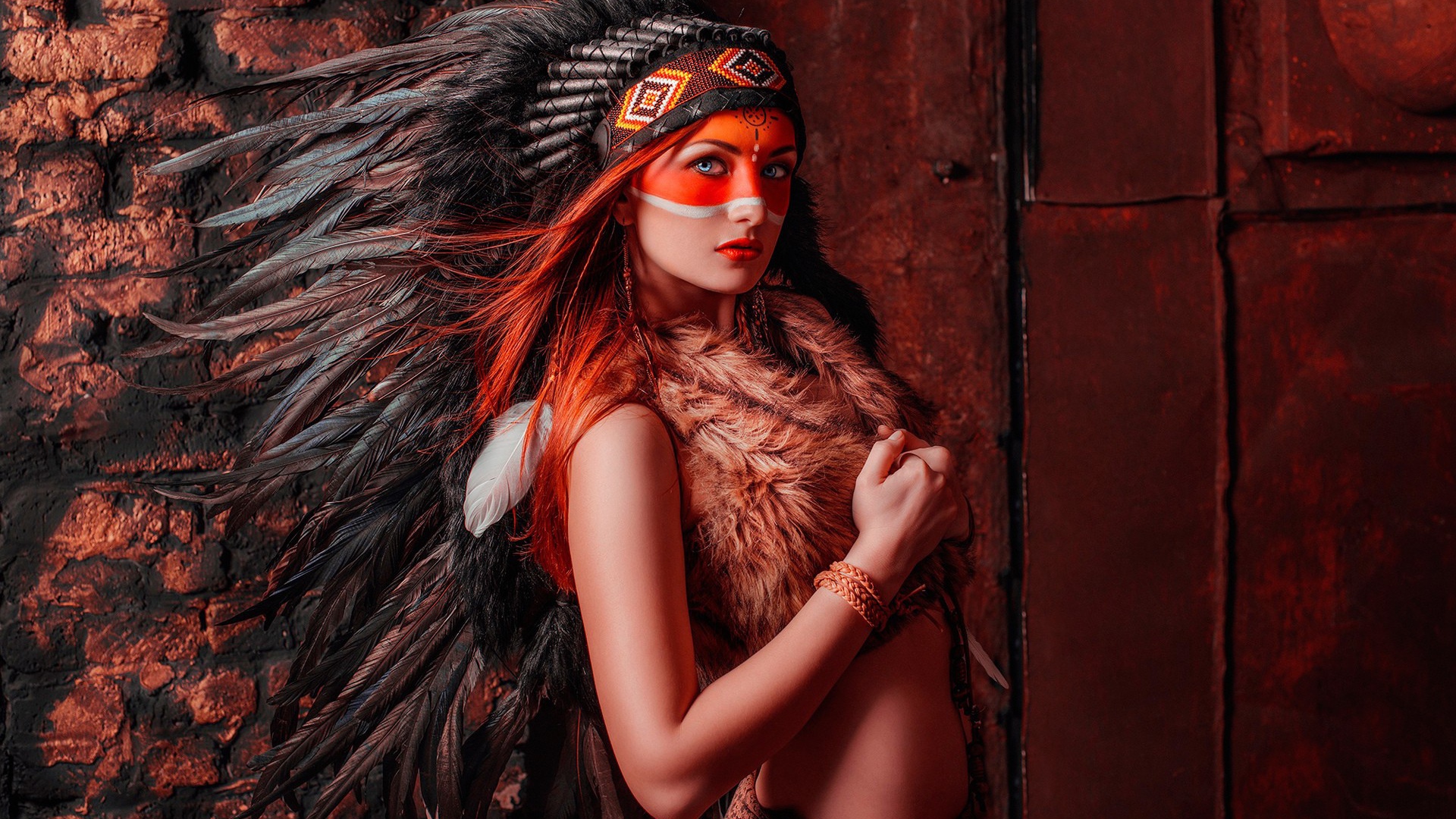 Голубоглазая девушка в костюме индейца 