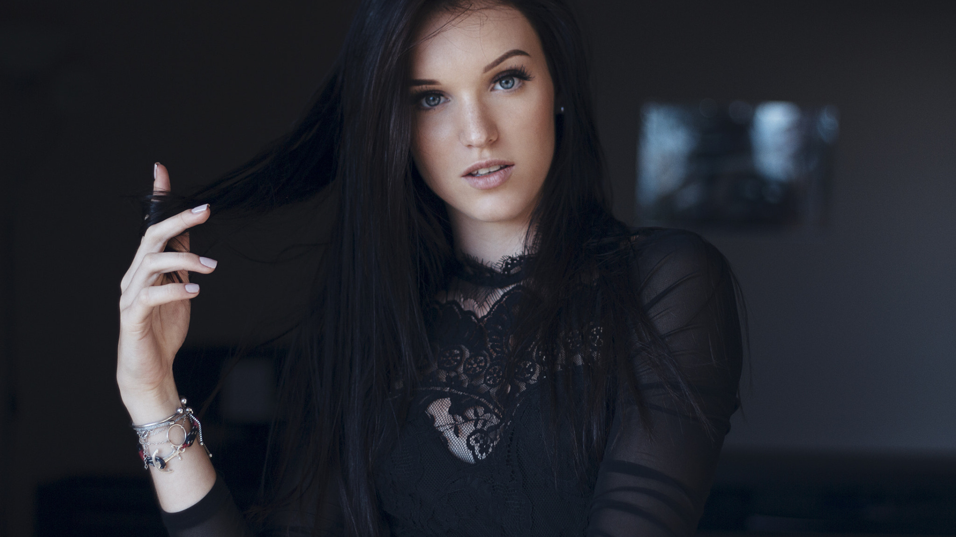 Голубоглазая эффектная брюнетка в черном платье