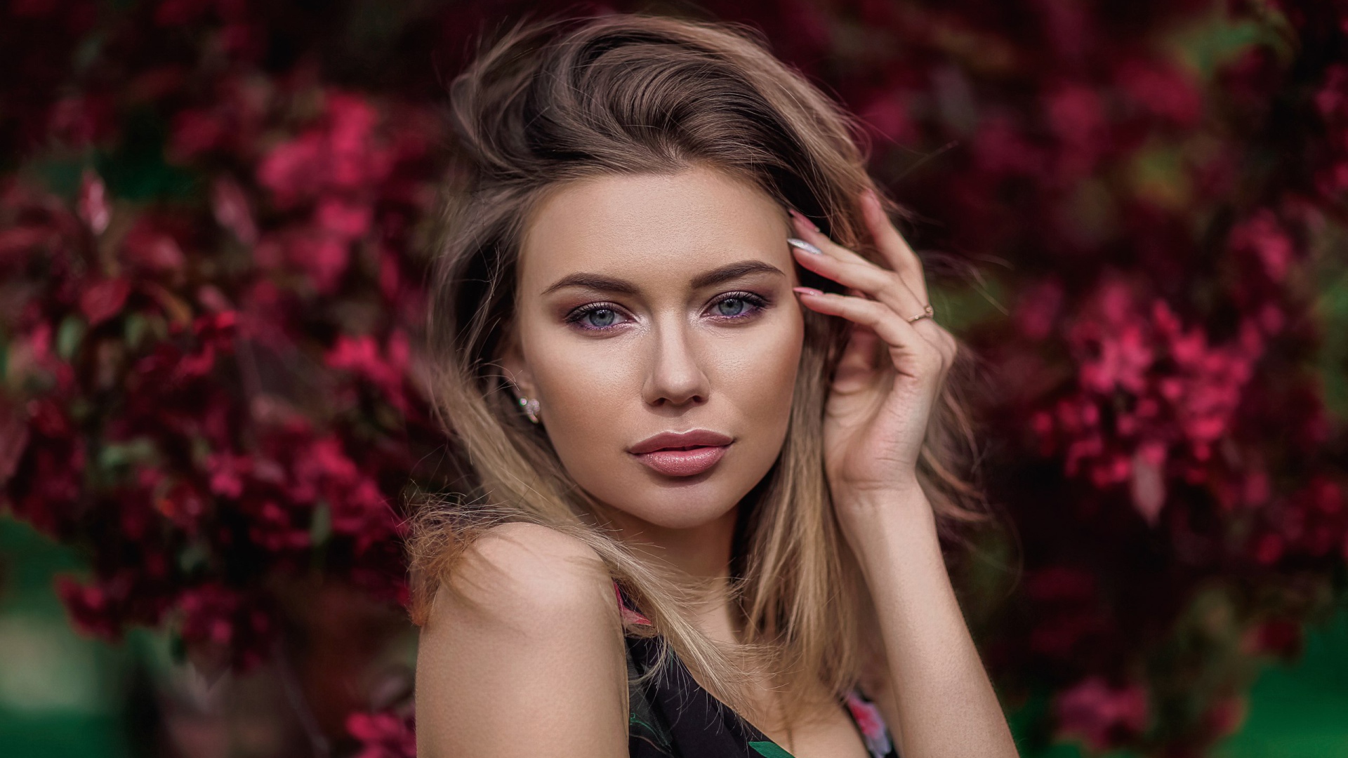 Яркая красивая девушка в цветастом платье