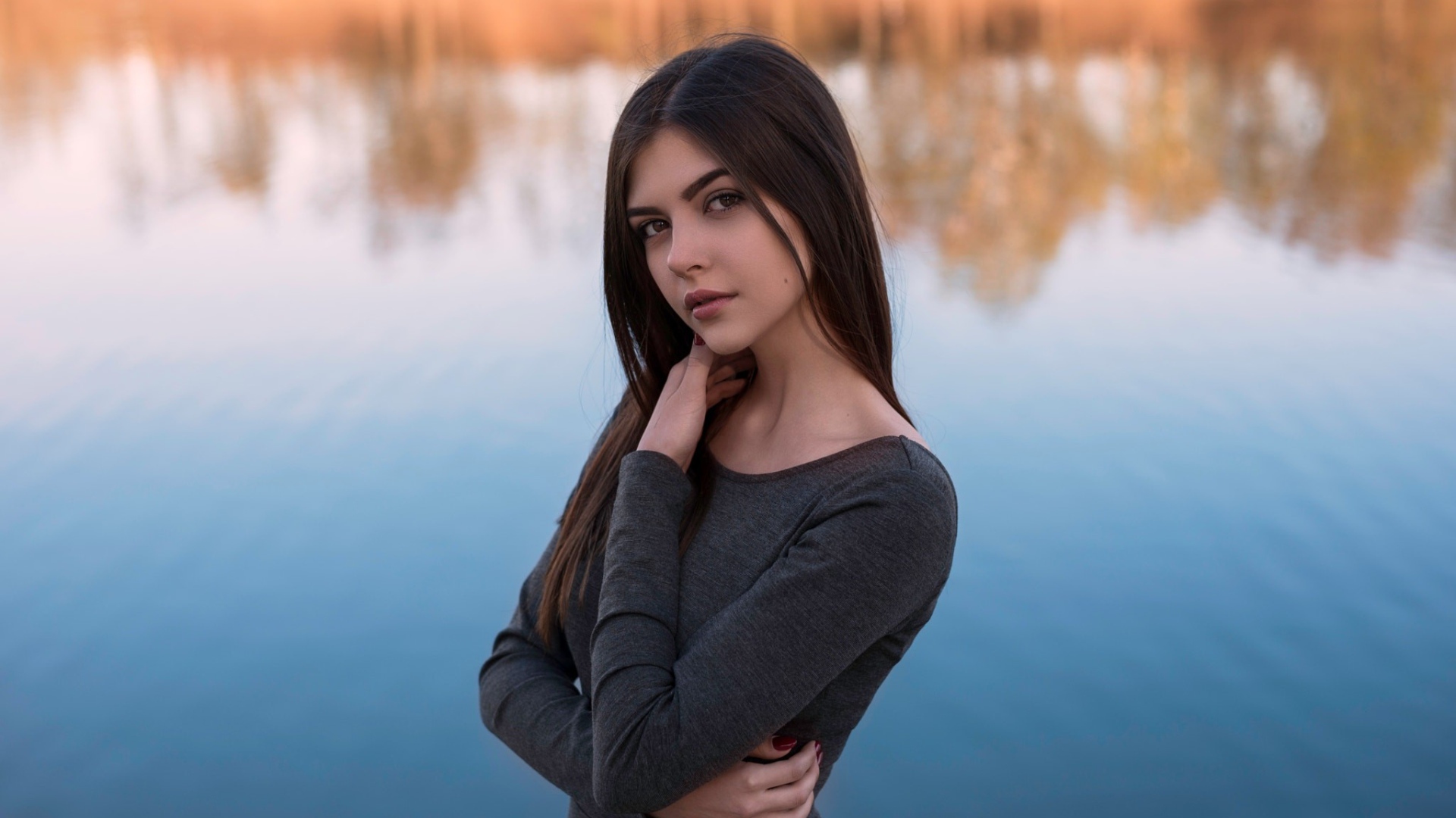 Кареглазая девушка брюнетка у водоема 