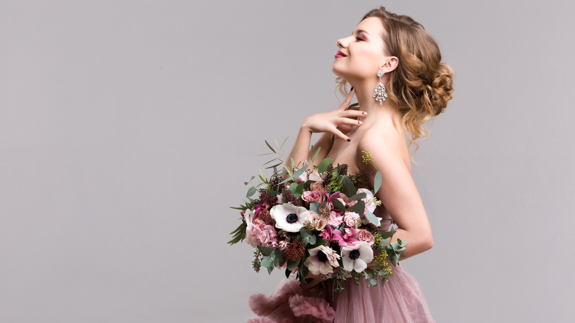 Нежная мечтательная девушка с букетом цветов анемоны