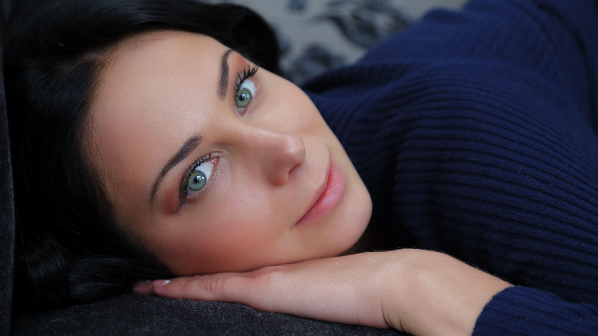 Нежный взгляд красивой голубоглазой девушки