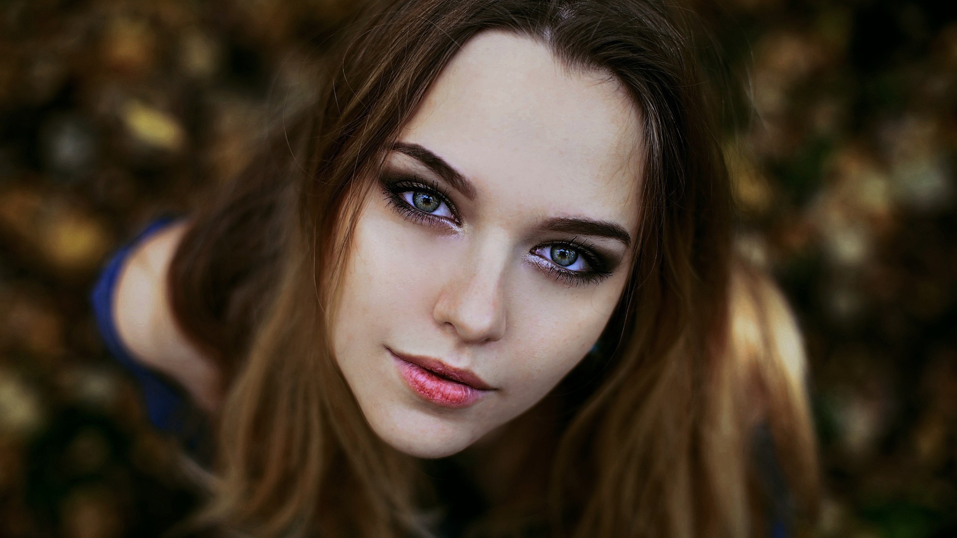 Девушка брюнетка с красивыми глазами 