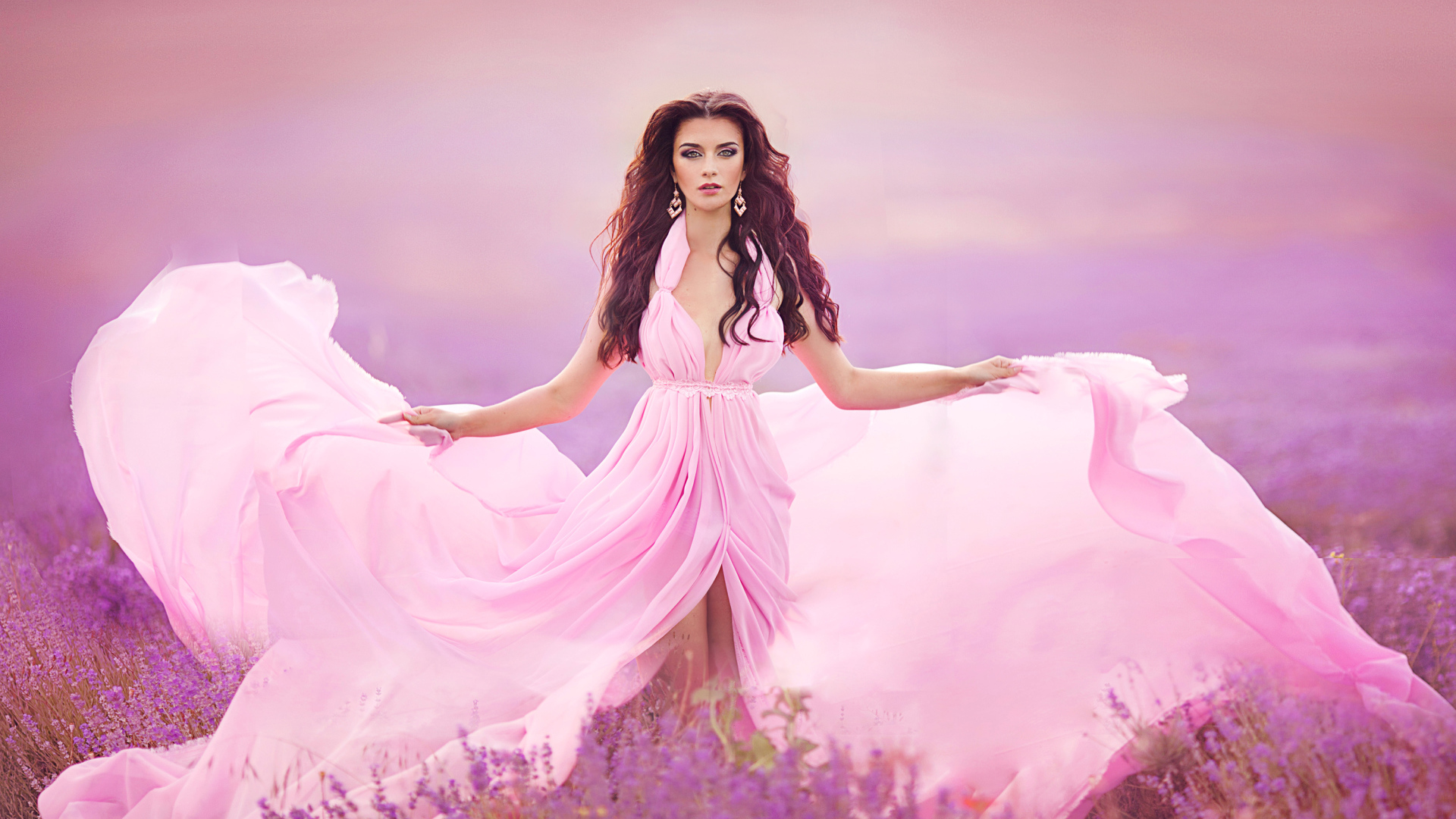 Девушка в красивом розовом платье на лавандовом поле