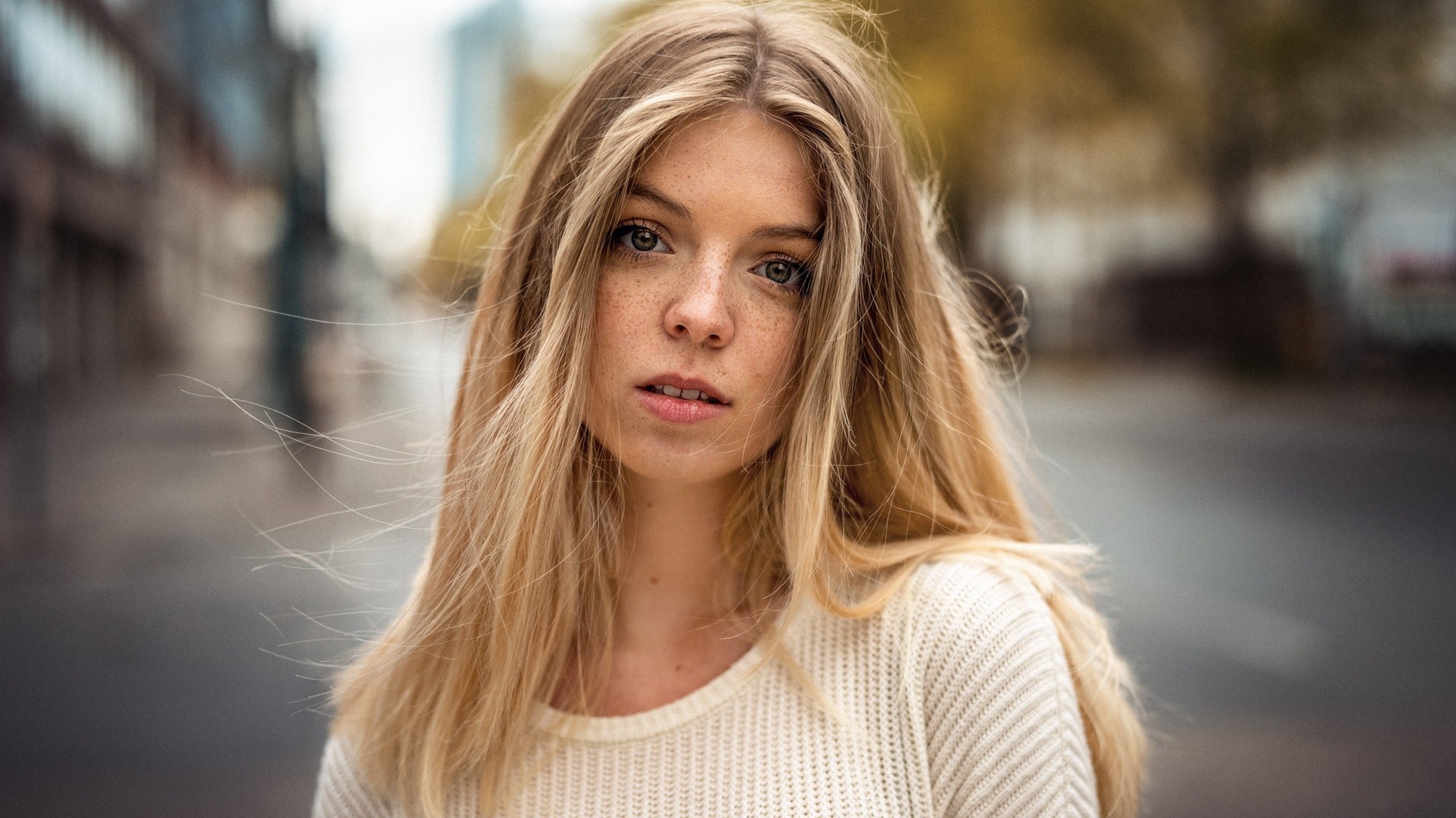 Милая девушка блондинка с веснушками 