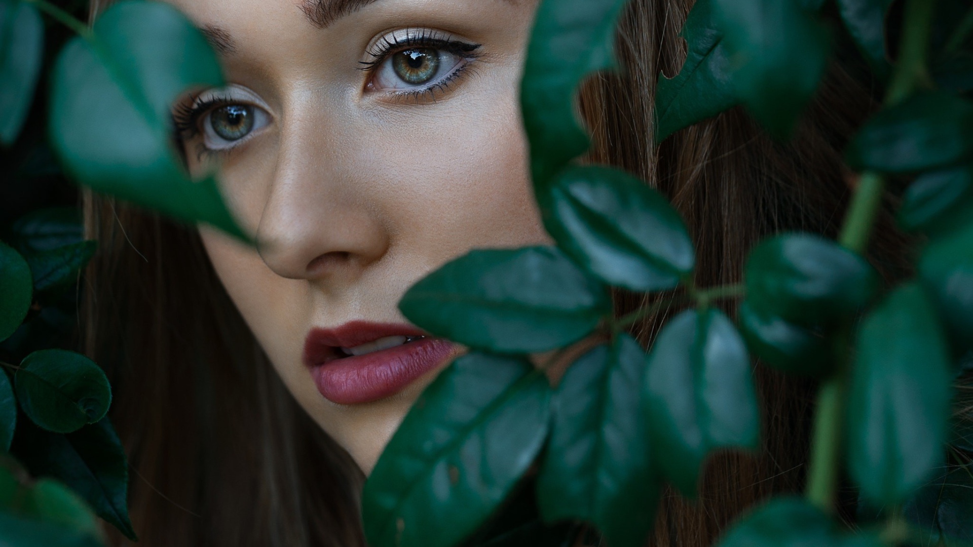 Грустная девушка с красивыми глазами 